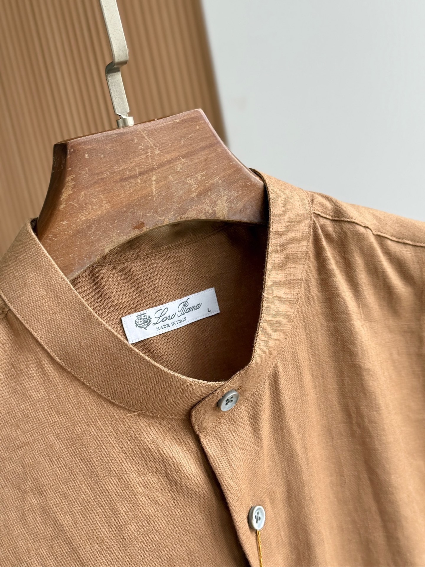 深咖色，镜头特写✍🏻史诗级别的亚麻衬衫，lP🆕独家巨献，中式复古小立领设计。。。原汁原味100%亚麻面料