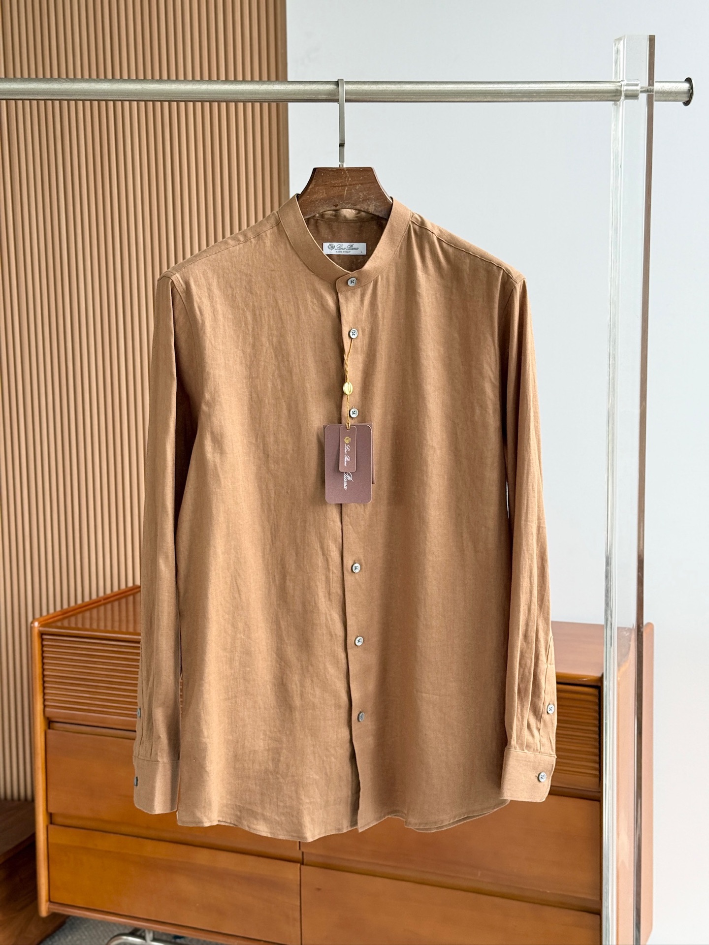 深咖色，镜头特写✍🏻史诗级别的亚麻衬衫，lP🆕独家巨献，中式复古小立领设计。。。原汁原味100%亚麻面料