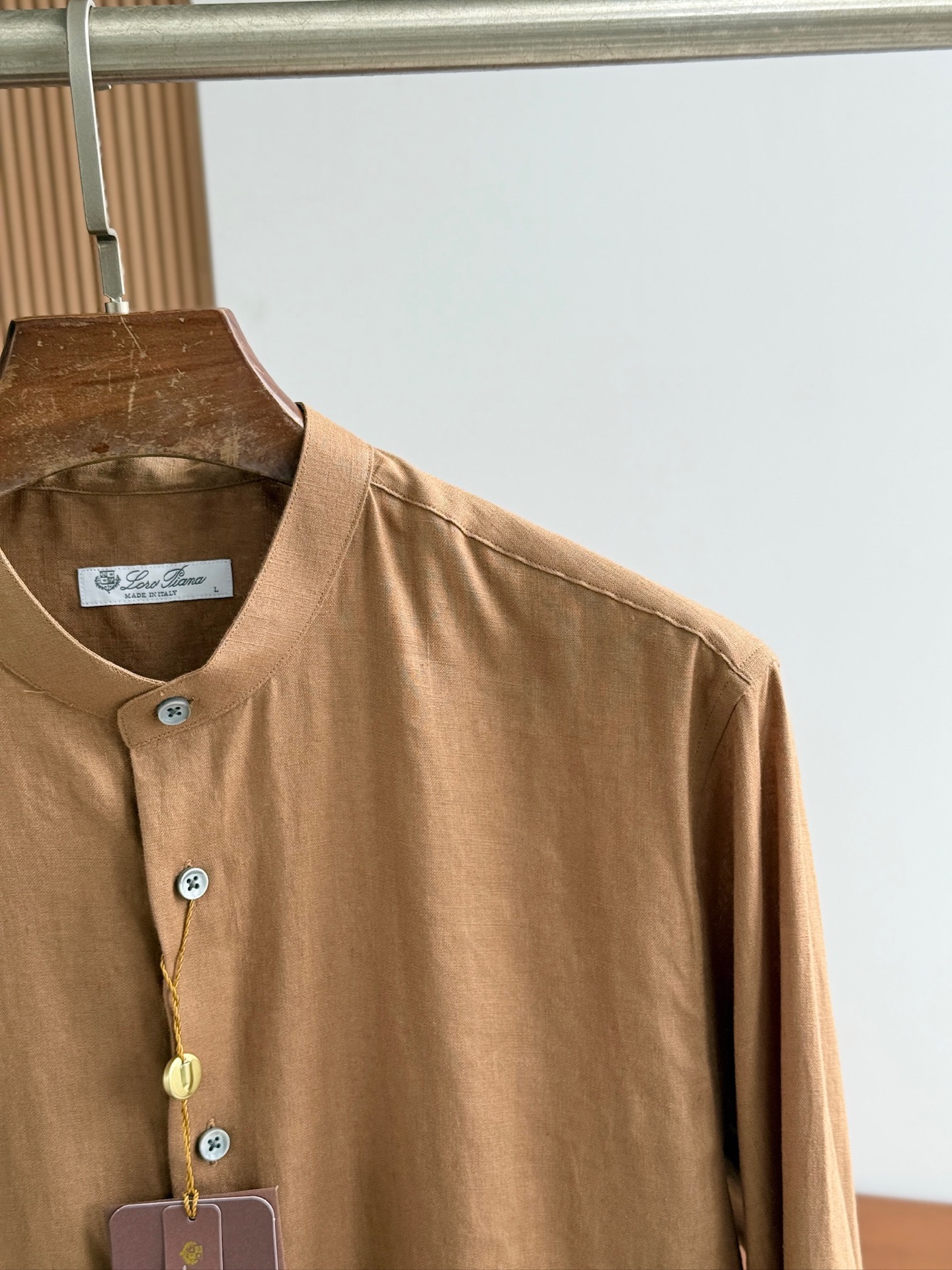 深咖色，镜头特写✍🏻史诗级别的亚麻衬衫，lP🆕独家巨献，中式复古小立领设计。。。原汁原味100%亚麻面料