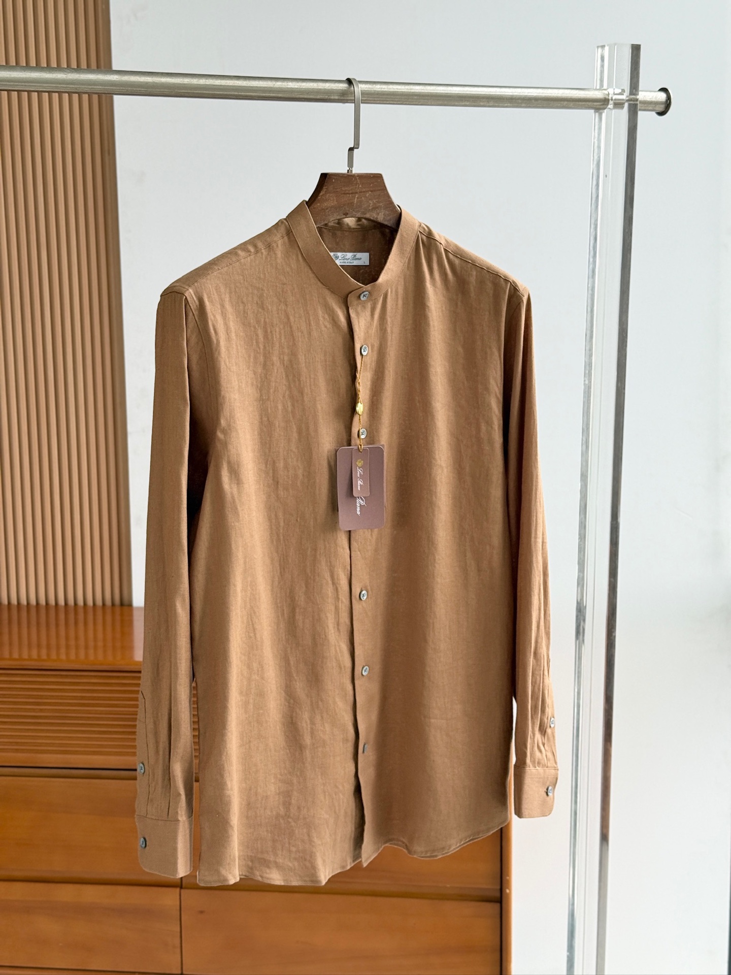 深咖色，镜头特写✍🏻史诗级别的亚麻衬衫，lP🆕独家巨献，中式复古小立领设计。。。原汁原味100%亚麻面料