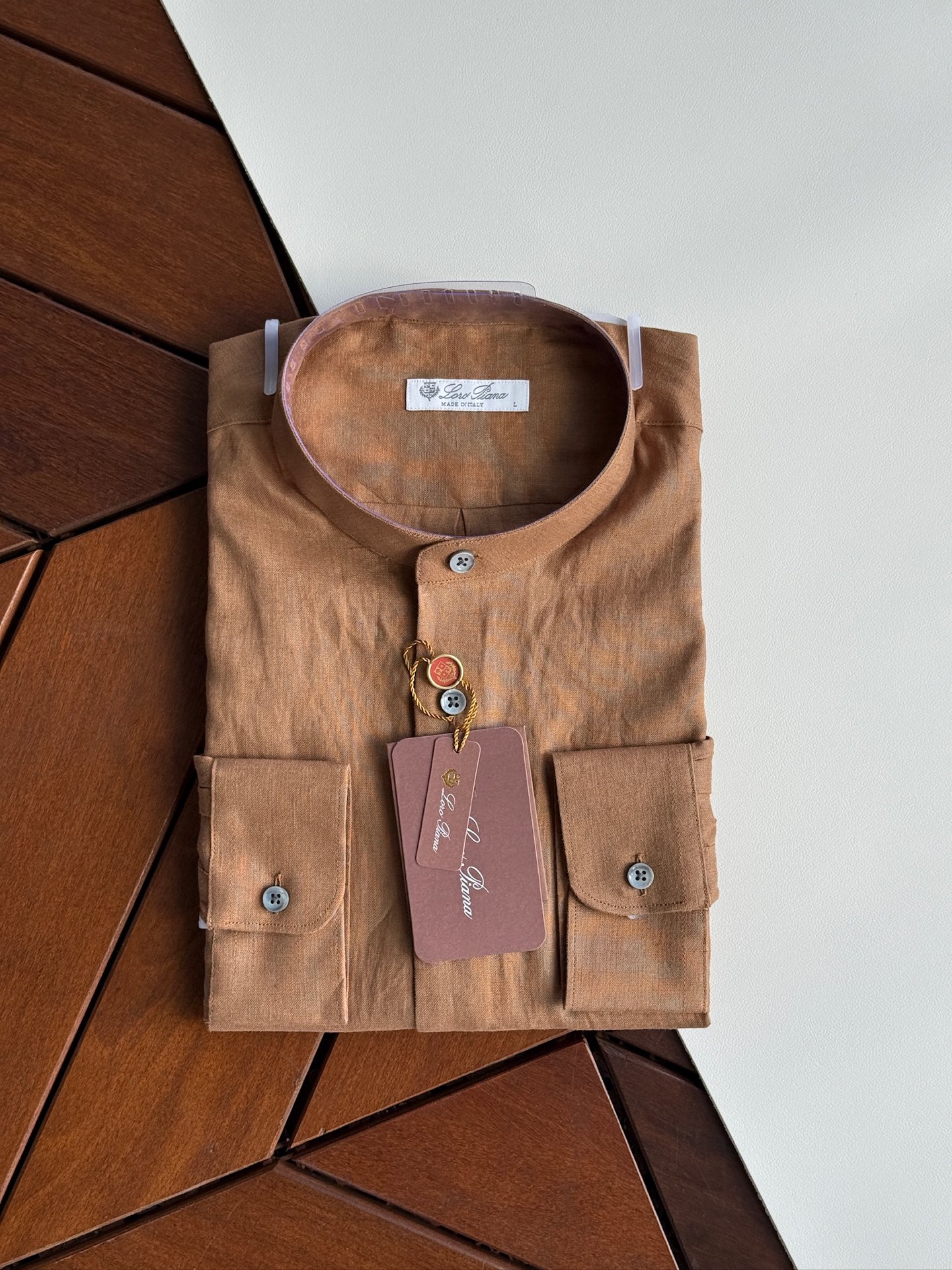 深咖色，镜头特写✍🏻史诗级别的亚麻衬衫，lP🆕独家巨献，中式复古小立领设计。。。原汁原味100%亚麻面料