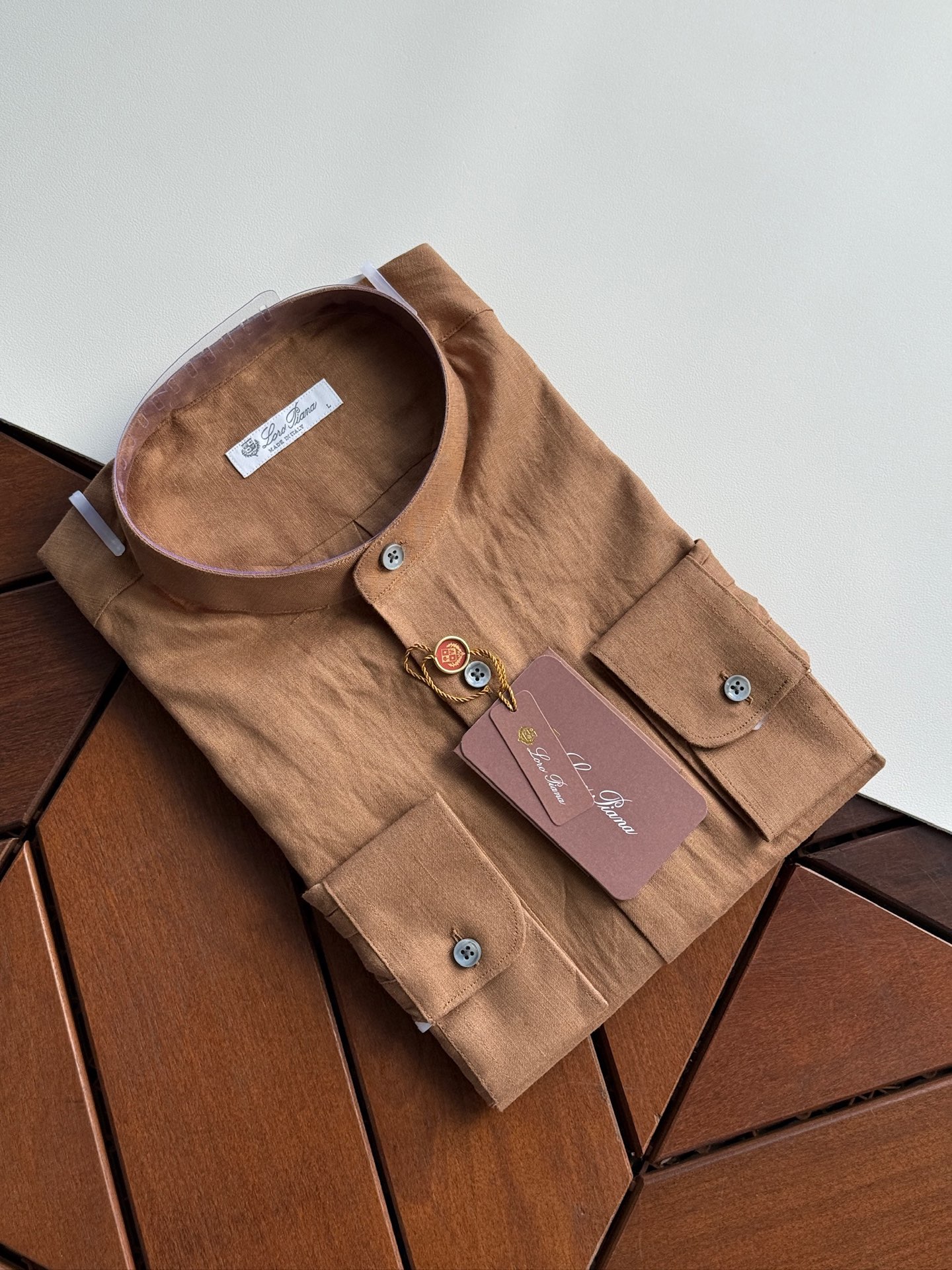 深咖色，镜头特写✍🏻史诗级别的亚麻衬衫，lP🆕独家巨献，中式复古小立领设计。。。原汁原味100%亚麻面料