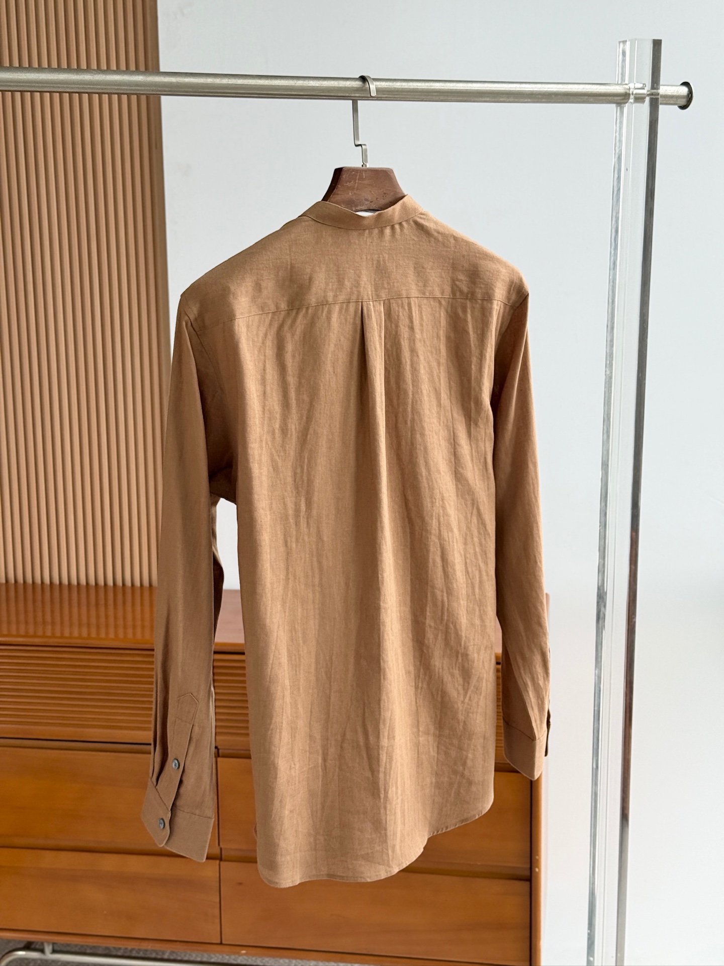 深咖色，镜头特写✍🏻史诗级别的亚麻衬衫，lP🆕独家巨献，中式复古小立领设计。。。原汁原味100%亚麻面料