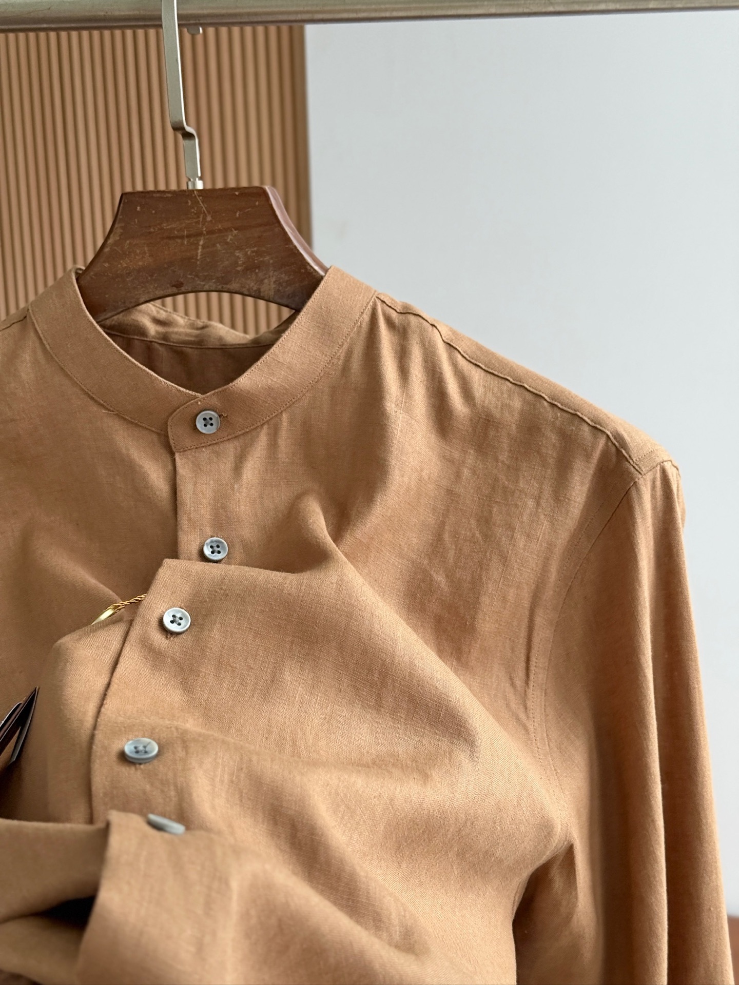 深咖色，镜头特写✍🏻史诗级别的亚麻衬衫，lP🆕独家巨献，中式复古小立领设计。。。原汁原味100%亚麻面料