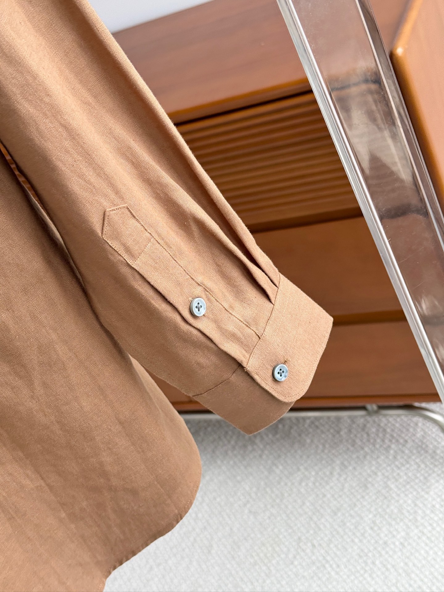 深咖色，镜头特写✍🏻史诗级别的亚麻衬衫，lP🆕独家巨献，中式复古小立领设计。。。原汁原味100%亚麻面料