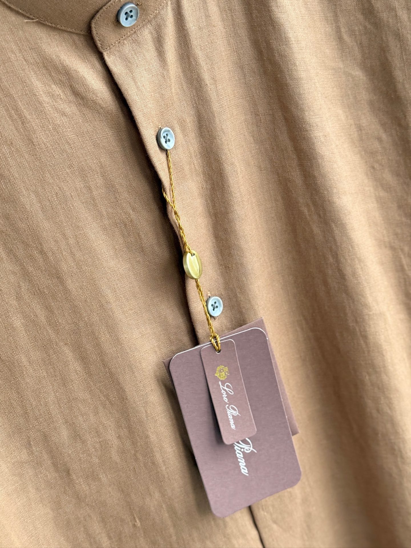 深咖色，镜头特写✍🏻史诗级别的亚麻衬衫，lP🆕独家巨献，中式复古小立领设计。。。原汁原味100%亚麻面料