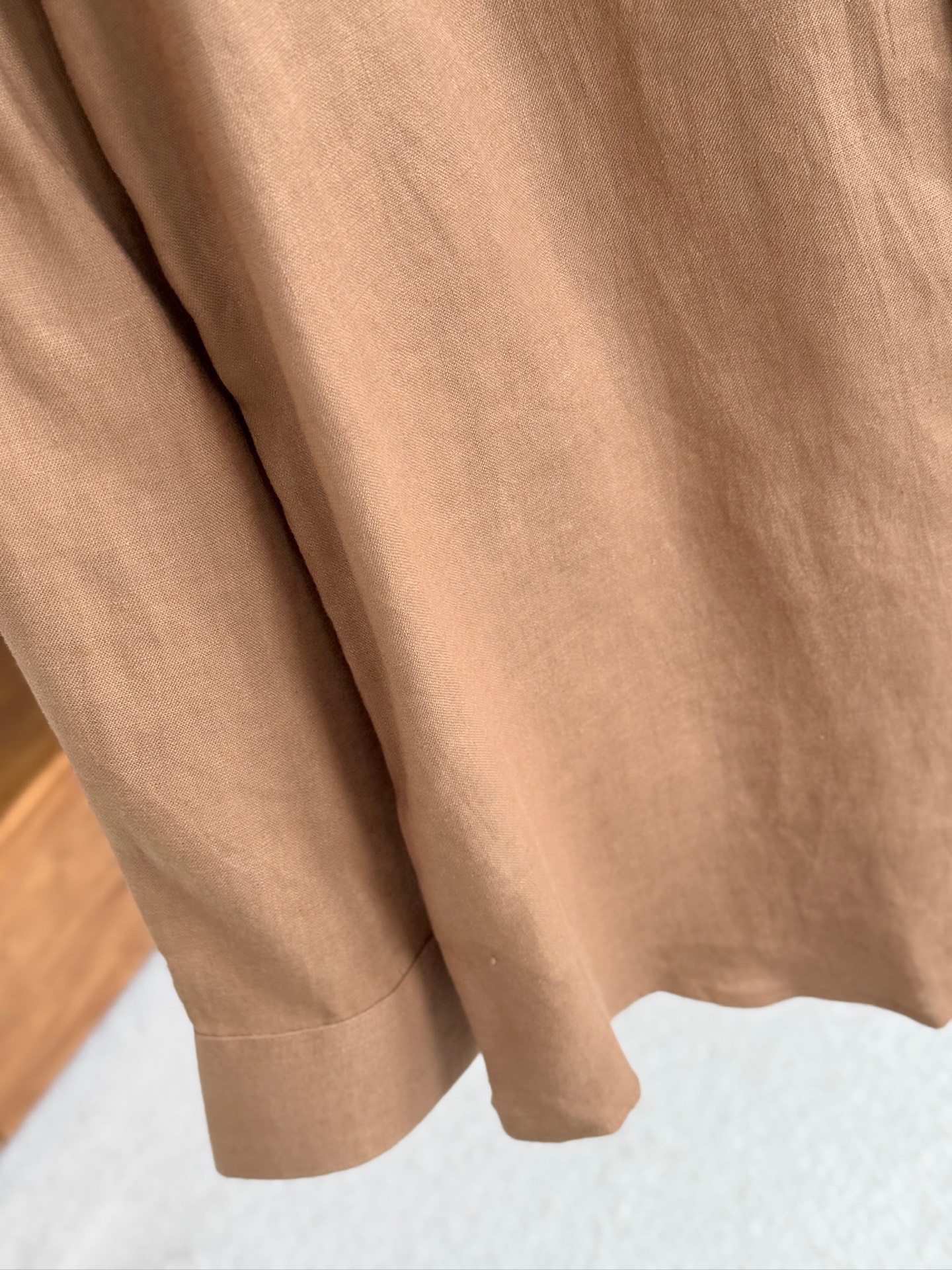 深咖色，镜头特写✍🏻史诗级别的亚麻衬衫，lP🆕独家巨献，中式复古小立领设计。。。原汁原味100%亚麻面料