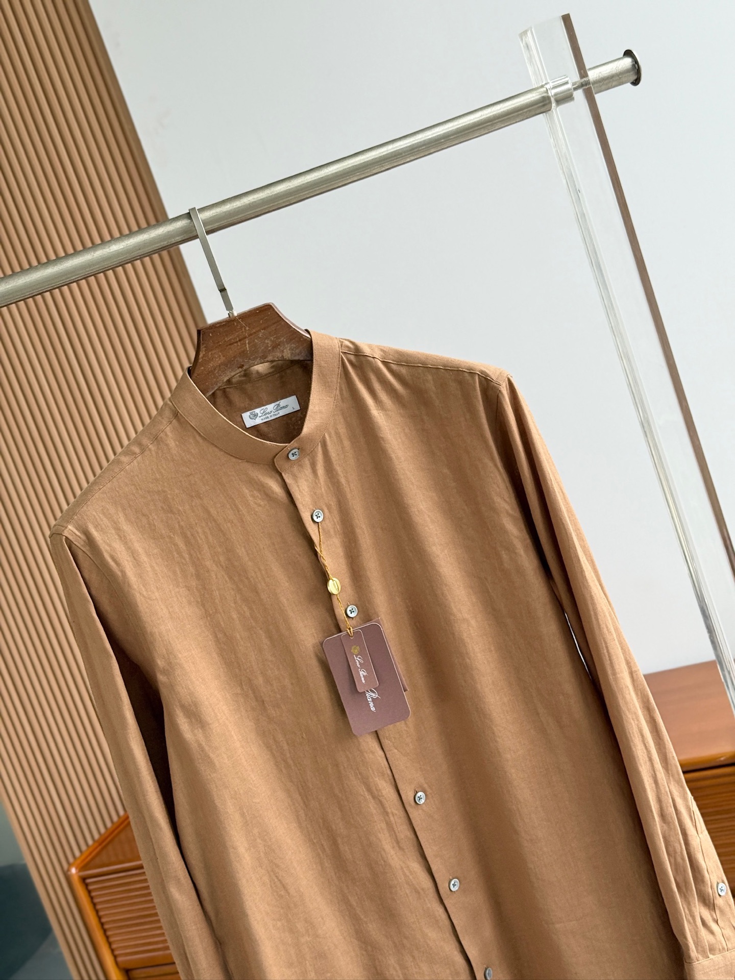 深咖色，镜头特写✍🏻史诗级别的亚麻衬衫，lP🆕独家巨献，中式复古小立领设计。。。原汁原味100%亚麻面料