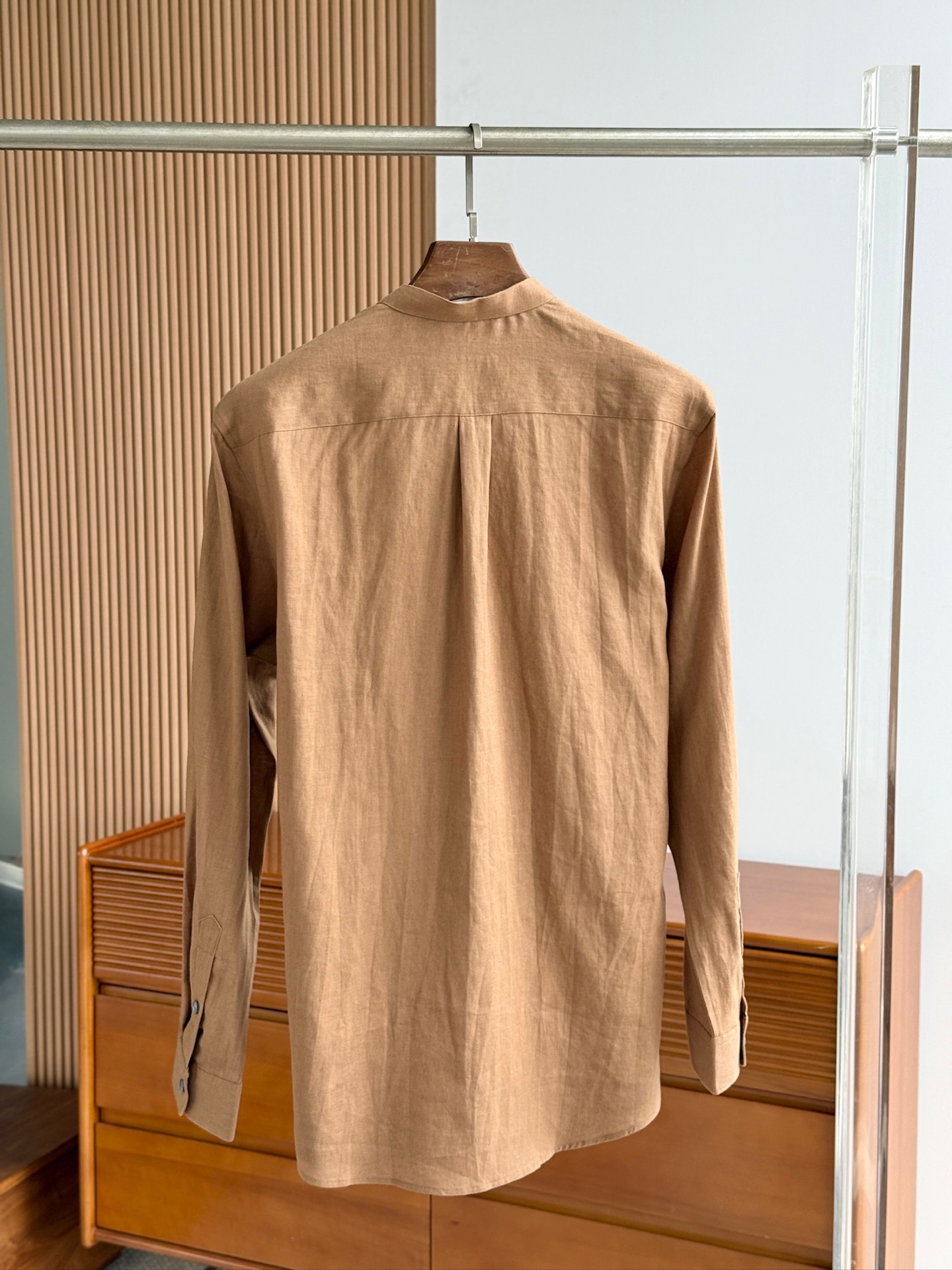 深咖色，镜头特写✍🏻史诗级别的亚麻衬衫，lP🆕独家巨献，中式复古小立领设计。。。原汁原味100%亚麻面料