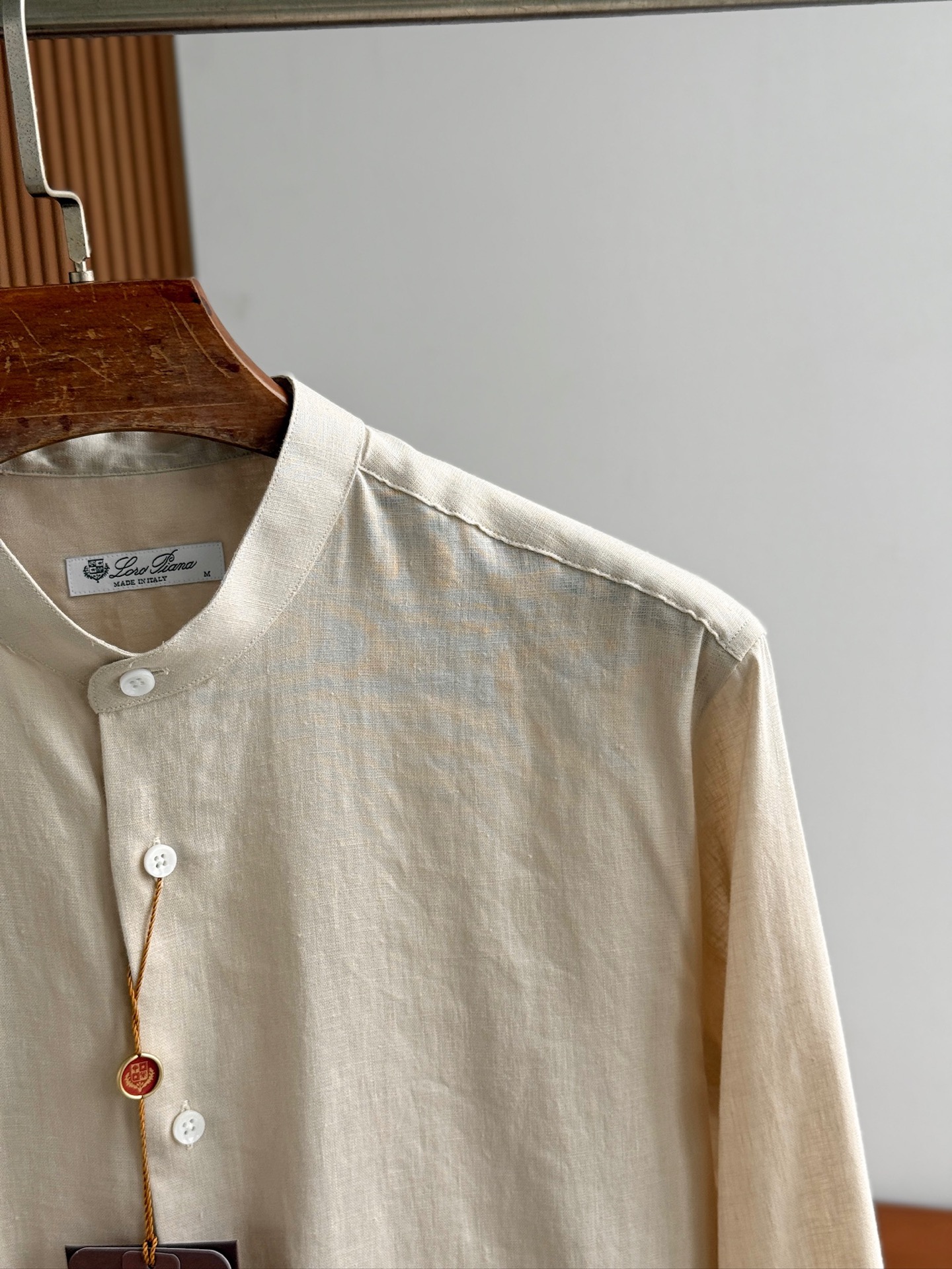 浅卡其色，特写。。。

史诗级别的亚麻衬衫，lP🆕独家巨献，中式复古小立领设计。。。原汁原味100%亚麻