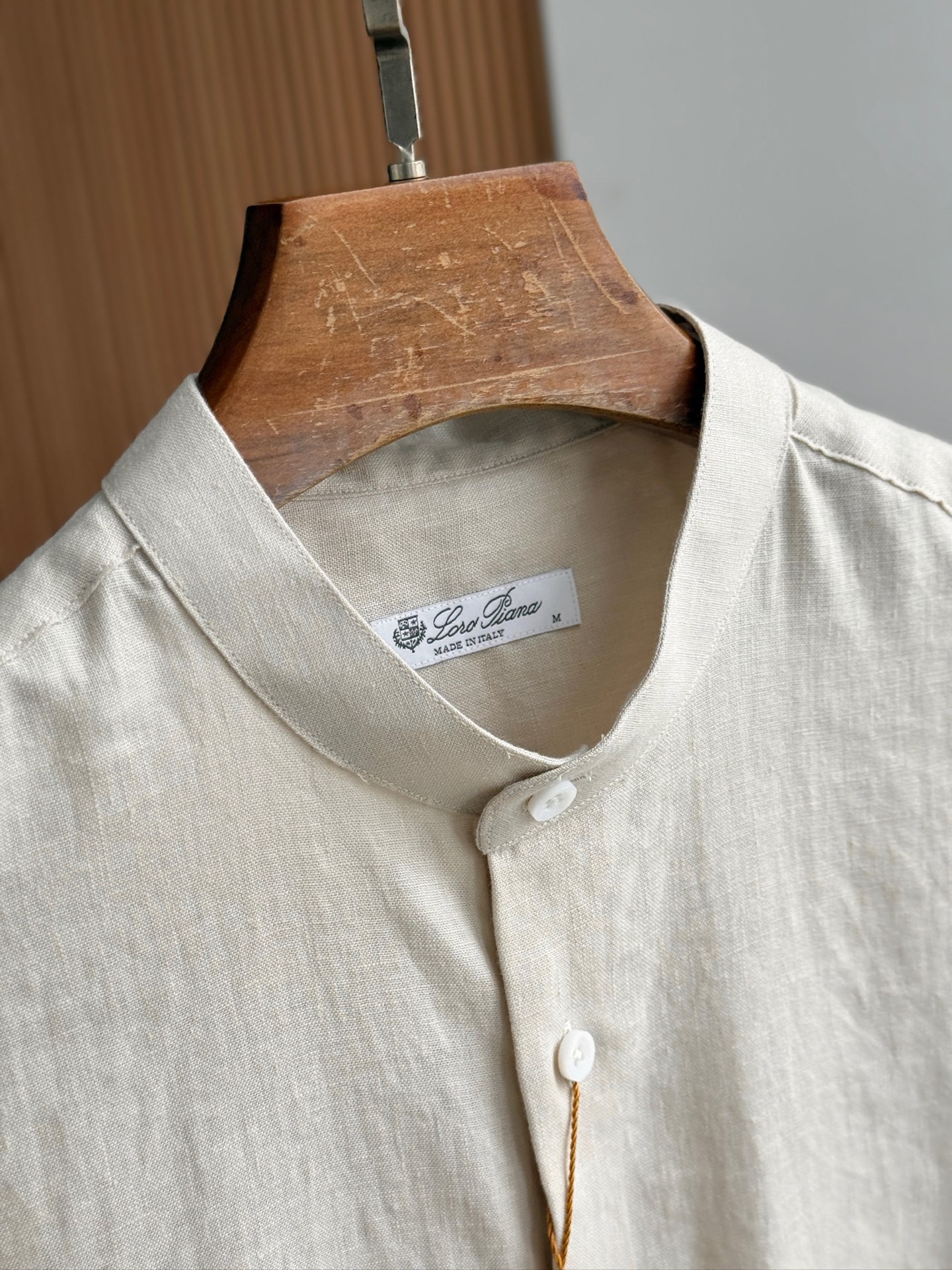 浅卡其色，特写。。。

史诗级别的亚麻衬衫，lP🆕独家巨献，中式复古小立领设计。。。原汁原味100%亚麻