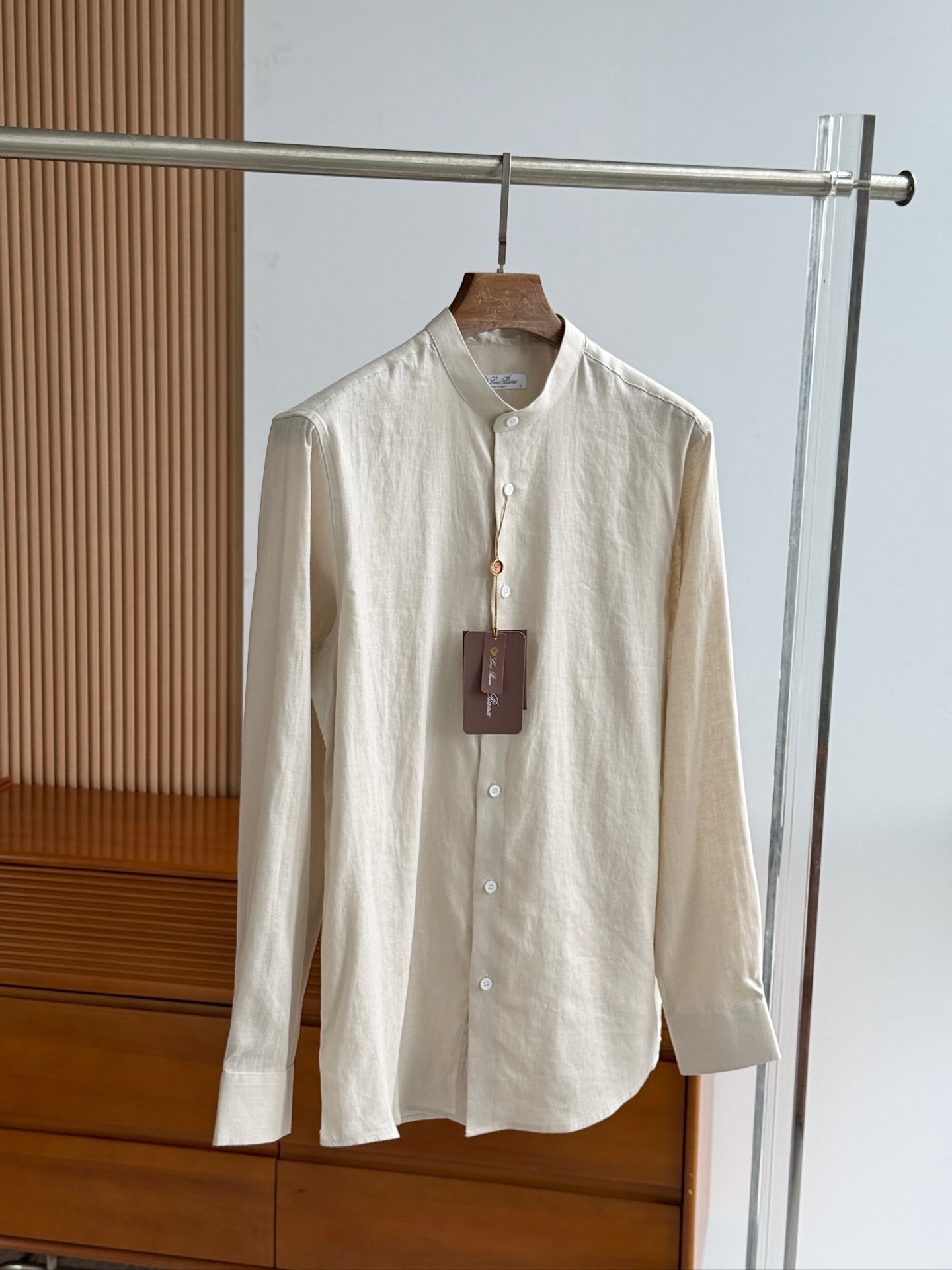 浅卡其色，特写。。。

史诗级别的亚麻衬衫，lP🆕独家巨献，中式复古小立领设计。。。原汁原味100%亚麻