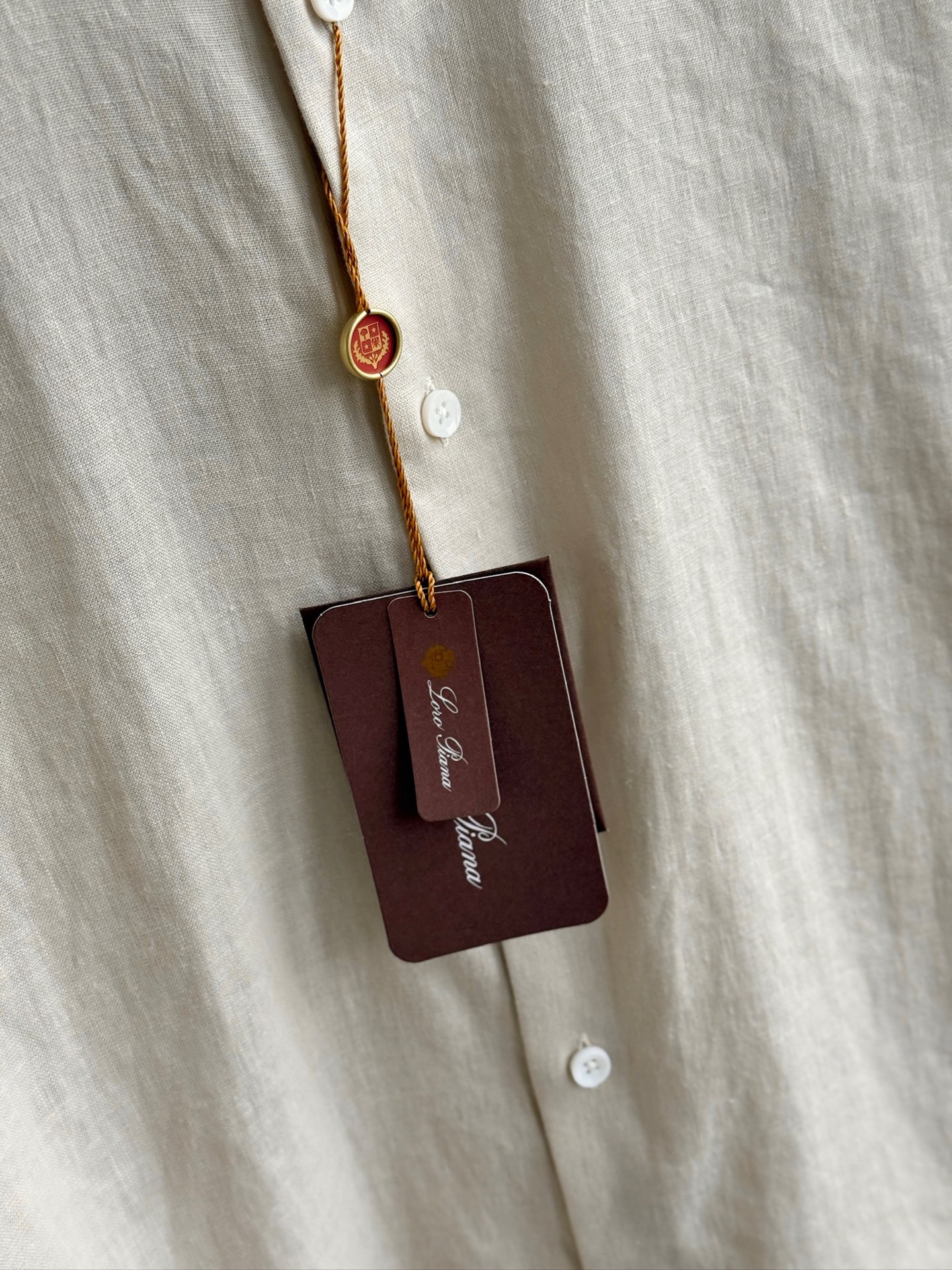 浅卡其色，特写。。。

史诗级别的亚麻衬衫，lP🆕独家巨献，中式复古小立领设计。。。原汁原味100%亚麻