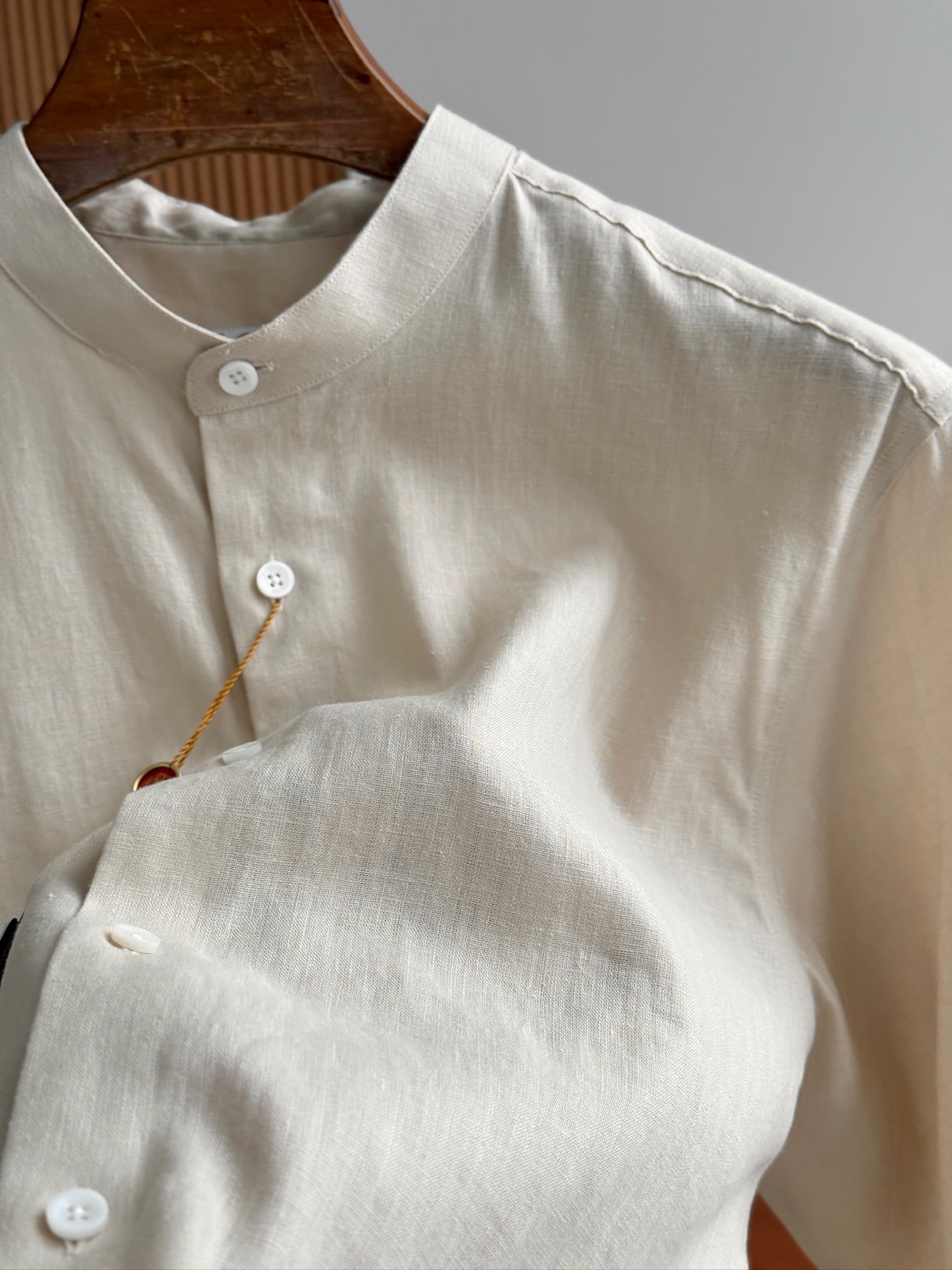 浅卡其色，特写。。。

史诗级别的亚麻衬衫，lP🆕独家巨献，中式复古小立领设计。。。原汁原味100%亚麻