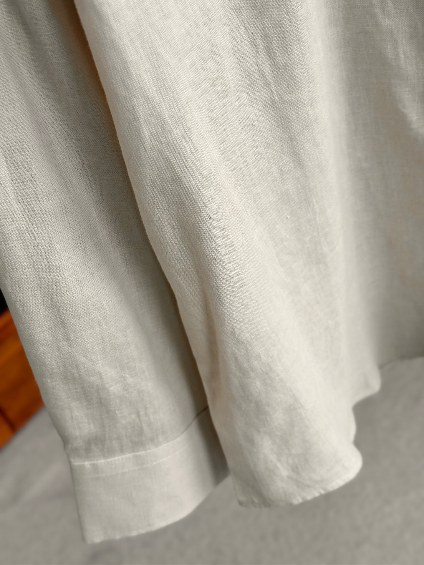 浅卡其色，特写。。。

史诗级别的亚麻衬衫，lP🆕独家巨献，中式复古小立领设计。。。原汁原味100%亚麻