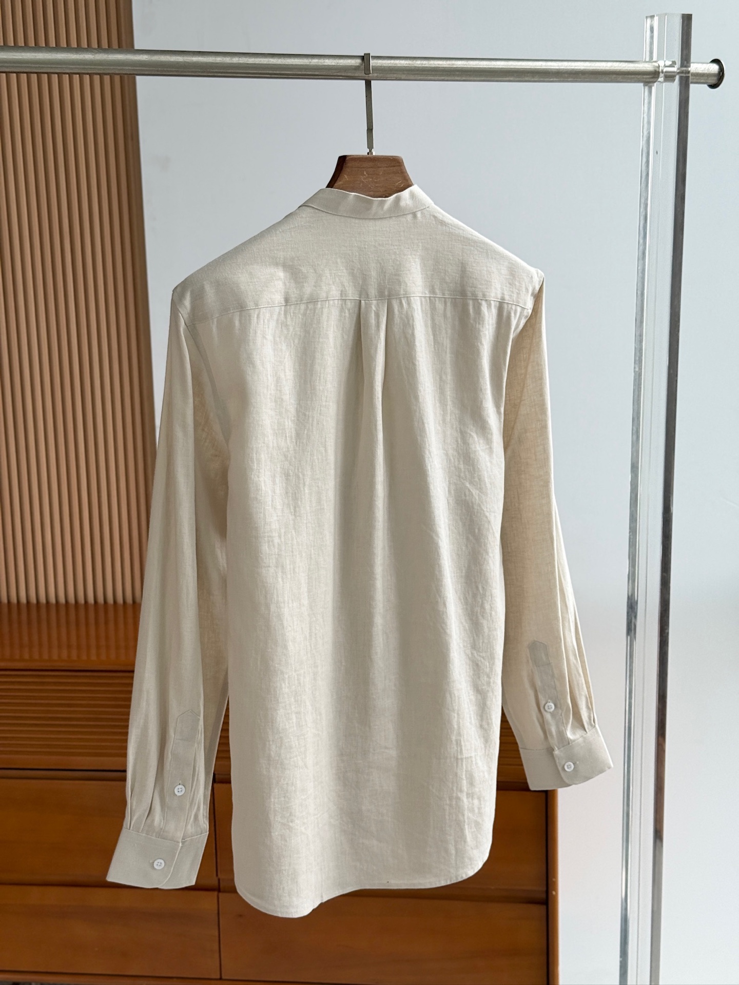 浅卡其色，特写。。。

史诗级别的亚麻衬衫，lP🆕独家巨献，中式复古小立领设计。。。原汁原味100%亚麻