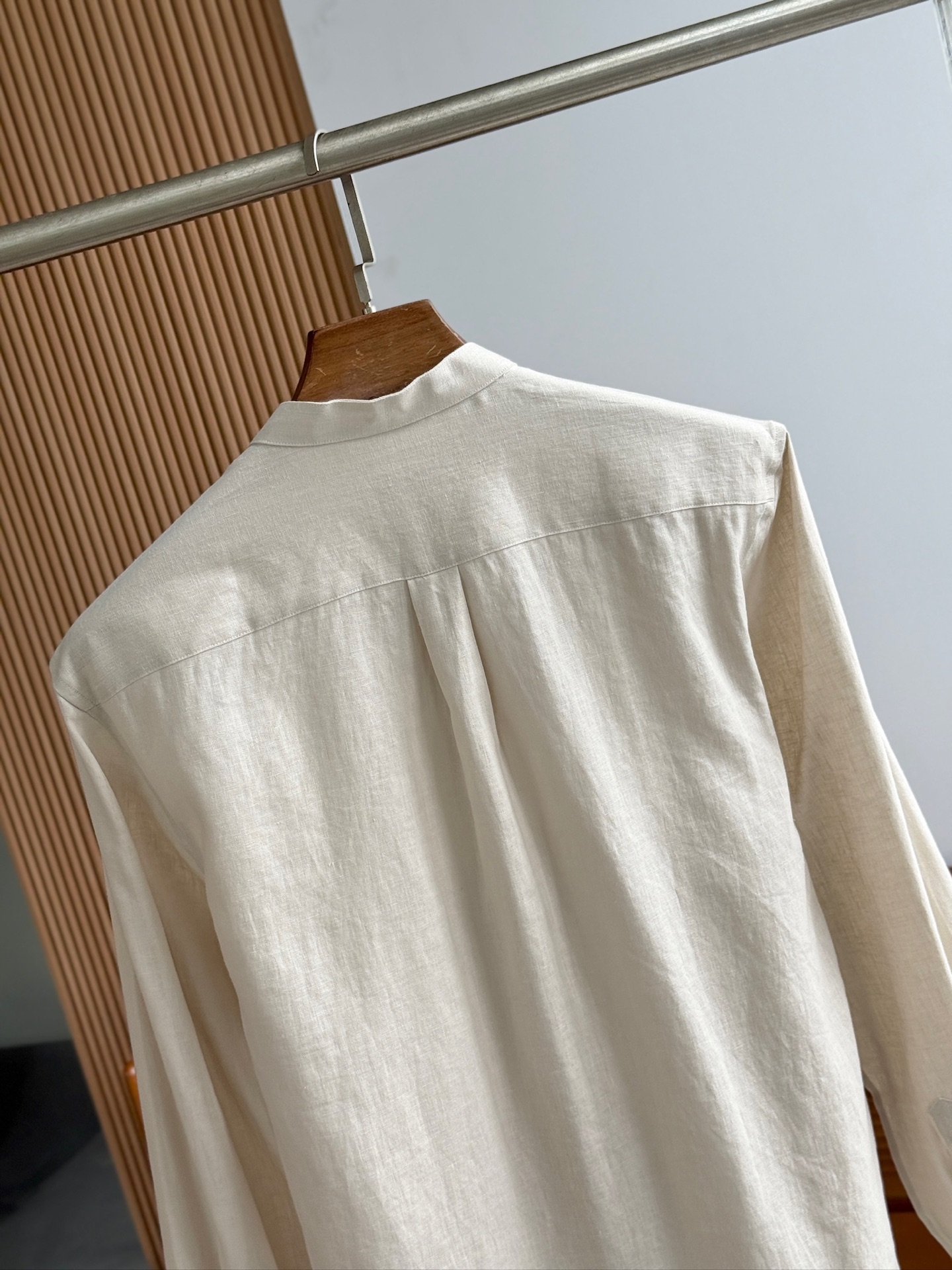 浅卡其色，特写。。。

史诗级别的亚麻衬衫，lP🆕独家巨献，中式复古小立领设计。。。原汁原味100%亚麻