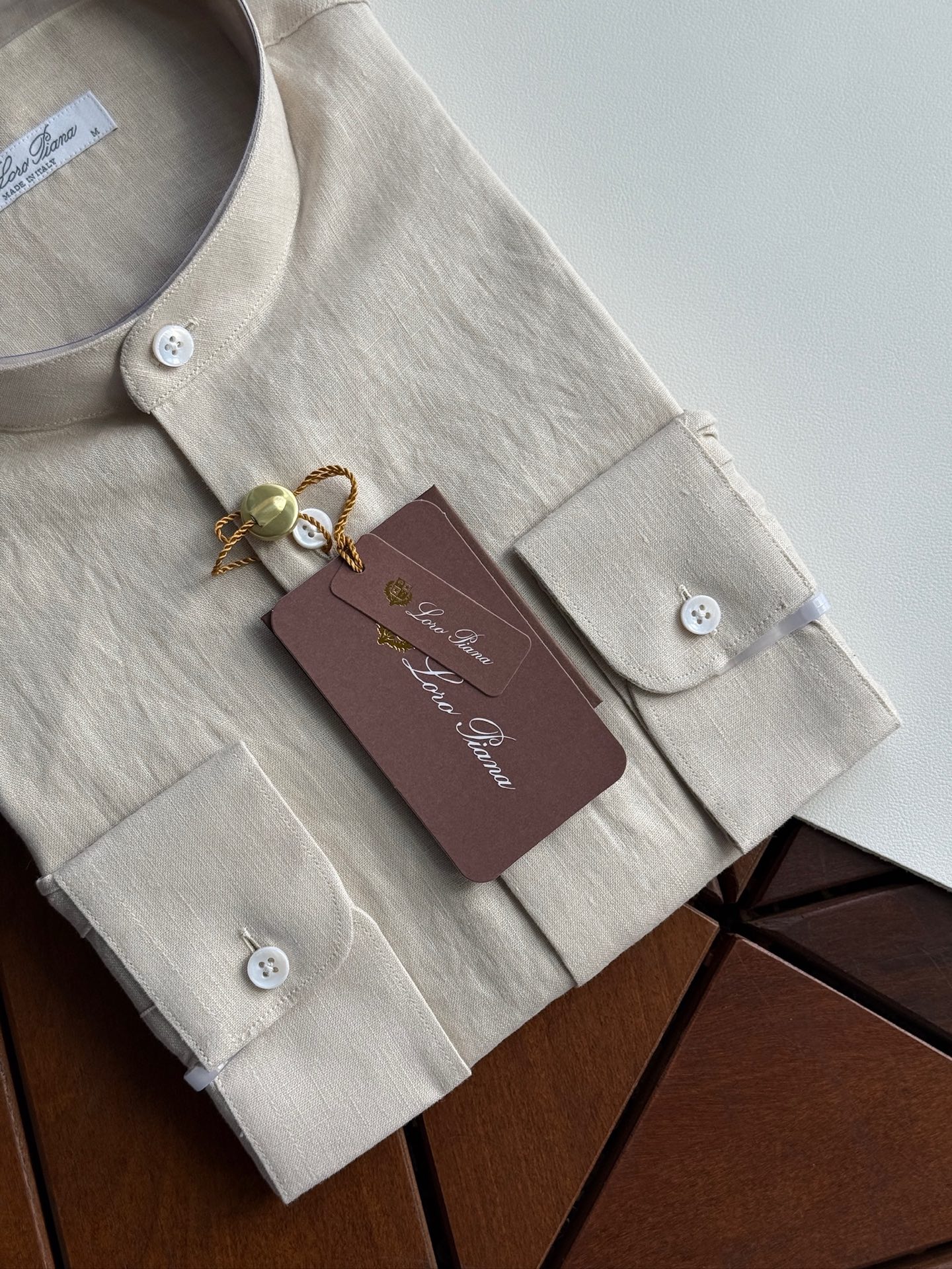 浅卡其色，特写。。。

史诗级别的亚麻衬衫，lP🆕独家巨献，中式复古小立领设计。。。原汁原味100%亚麻