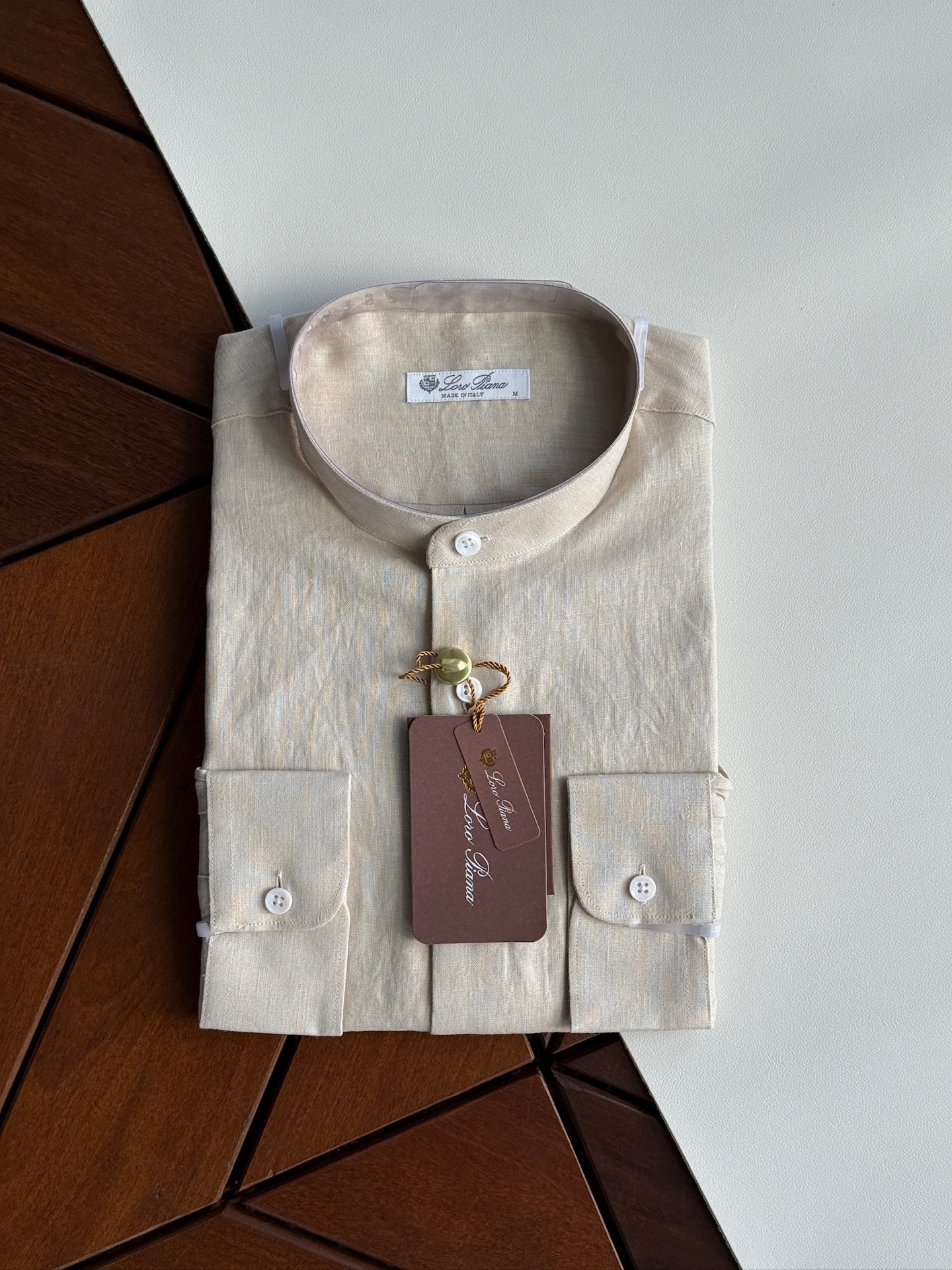 浅卡其色，特写。。。

史诗级别的亚麻衬衫，lP🆕独家巨献，中式复古小立领设计。。。原汁原味100%亚麻