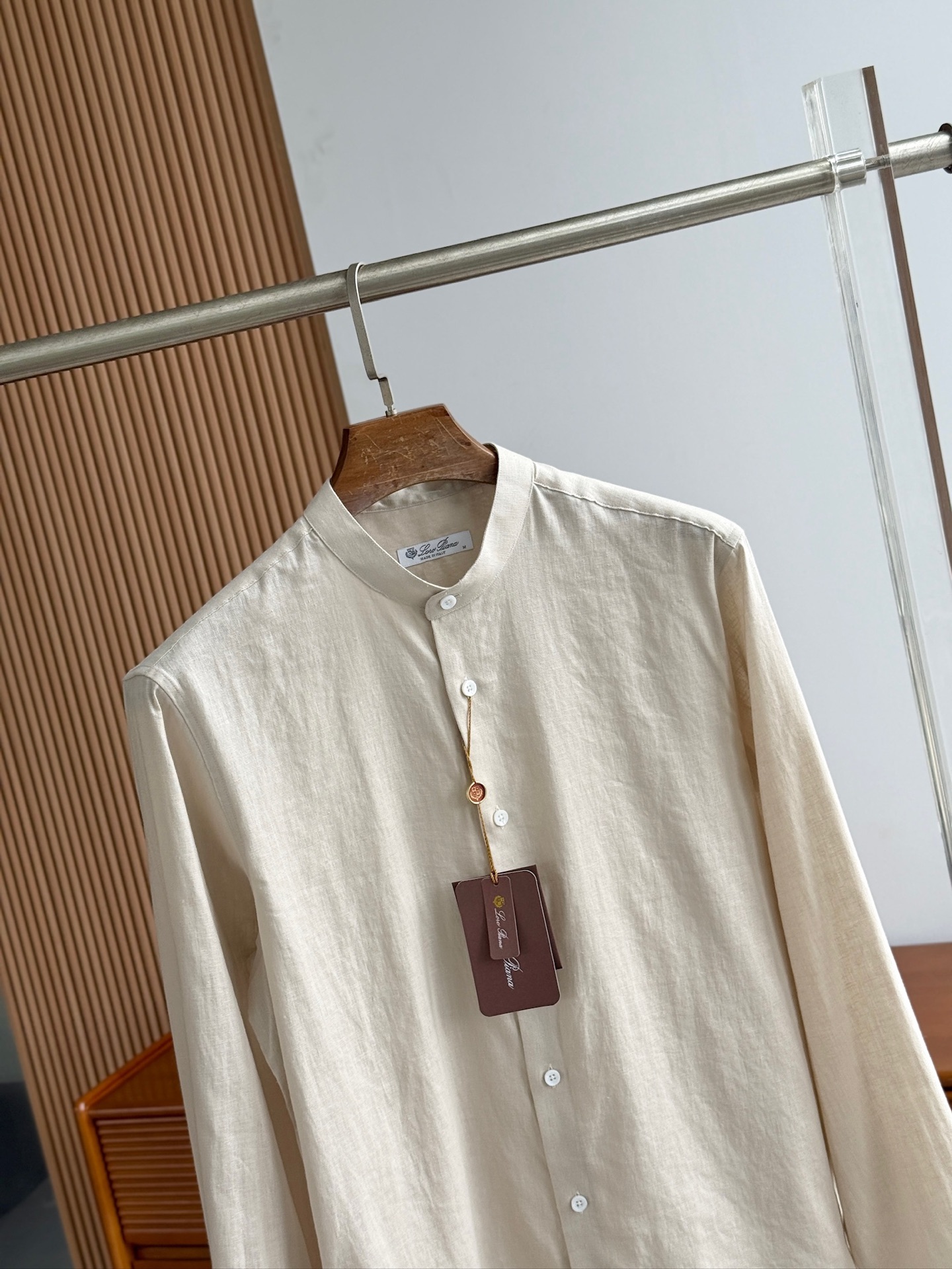 浅卡其色，特写。。。

史诗级别的亚麻衬衫，lP🆕独家巨献，中式复古小立领设计。。。原汁原味100%亚麻