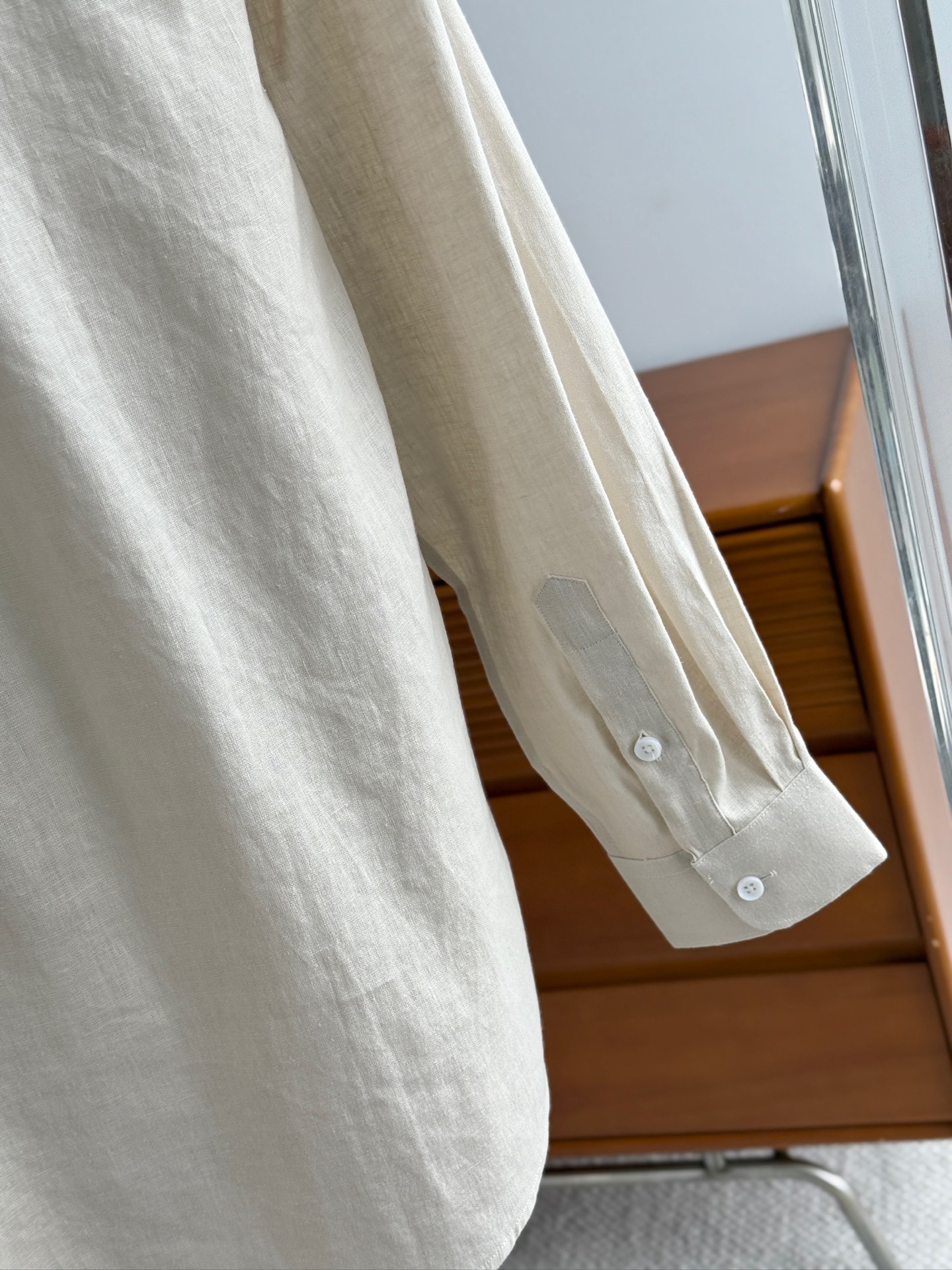 浅卡其色，特写。。。

史诗级别的亚麻衬衫，lP🆕独家巨献，中式复古小立领设计。。。原汁原味100%亚麻