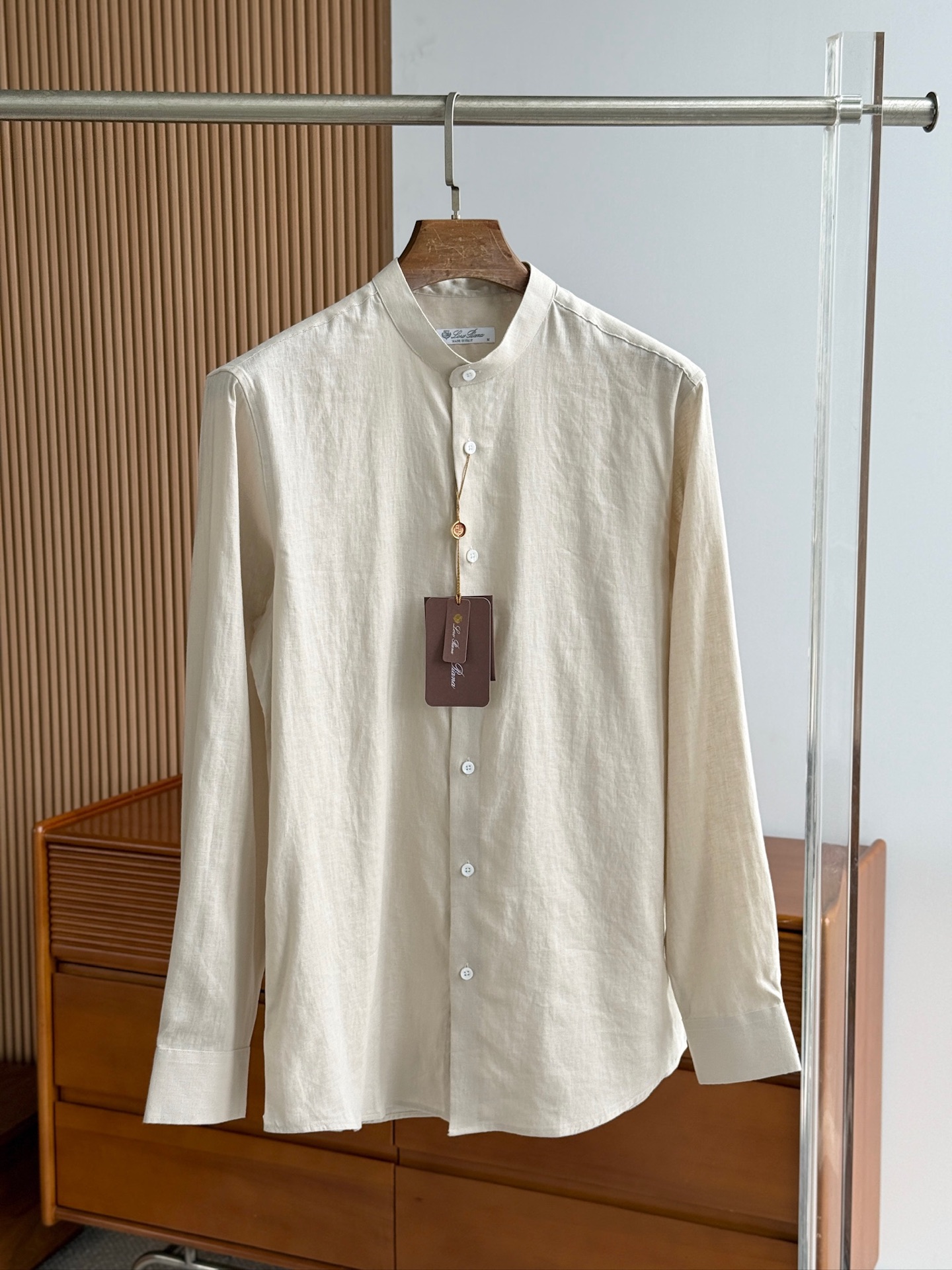 浅卡其色，特写。。。

史诗级别的亚麻衬衫，lP🆕独家巨献，中式复古小立领设计。。。原汁原味100%亚麻