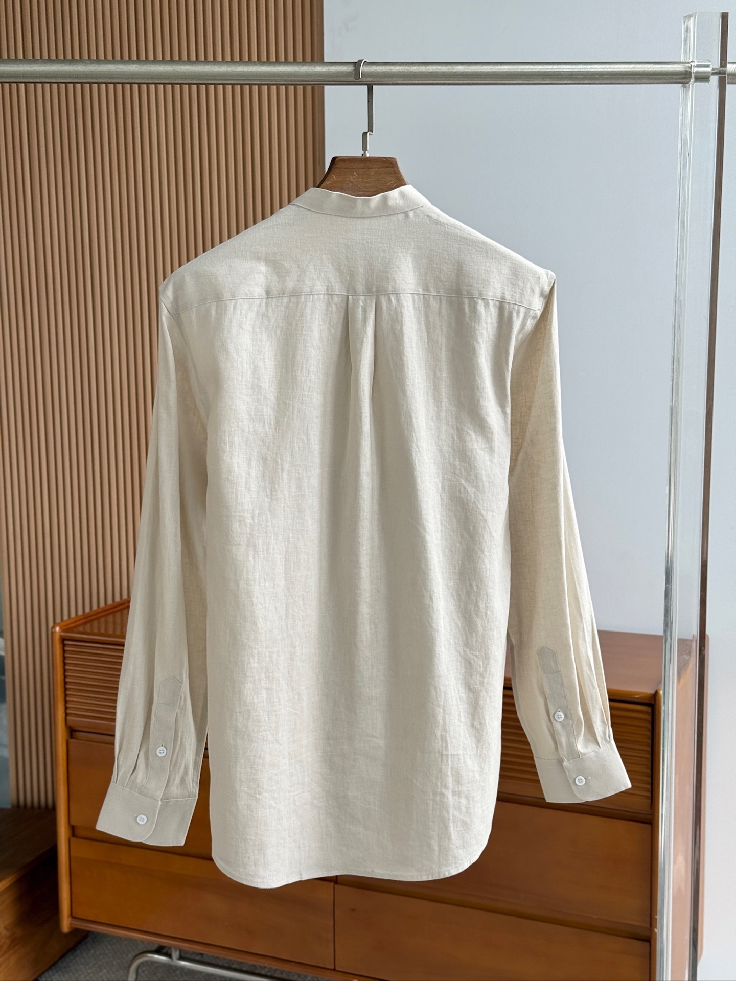 浅卡其色，特写。。。

史诗级别的亚麻衬衫，lP🆕独家巨献，中式复古小立领设计。。。原汁原味100%亚麻