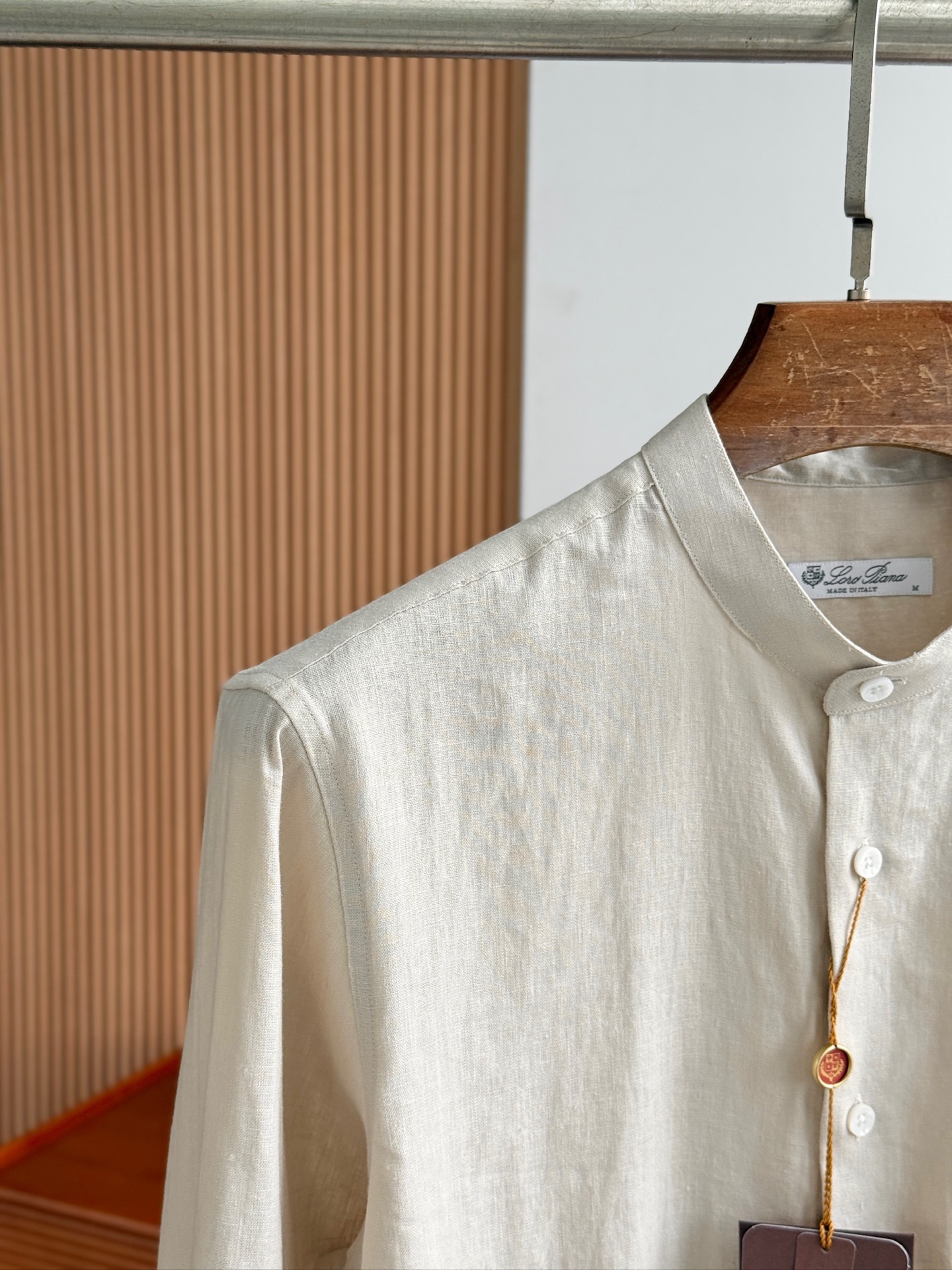 浅卡其色，特写。。。

史诗级别的亚麻衬衫，lP🆕独家巨献，中式复古小立领设计。。。原汁原味100%亚麻