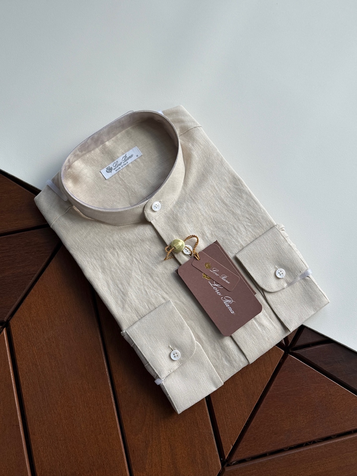 浅卡其色，特写。。。

史诗级别的亚麻衬衫，lP🆕独家巨献，中式复古小立领设计。。。原汁原味100%亚麻