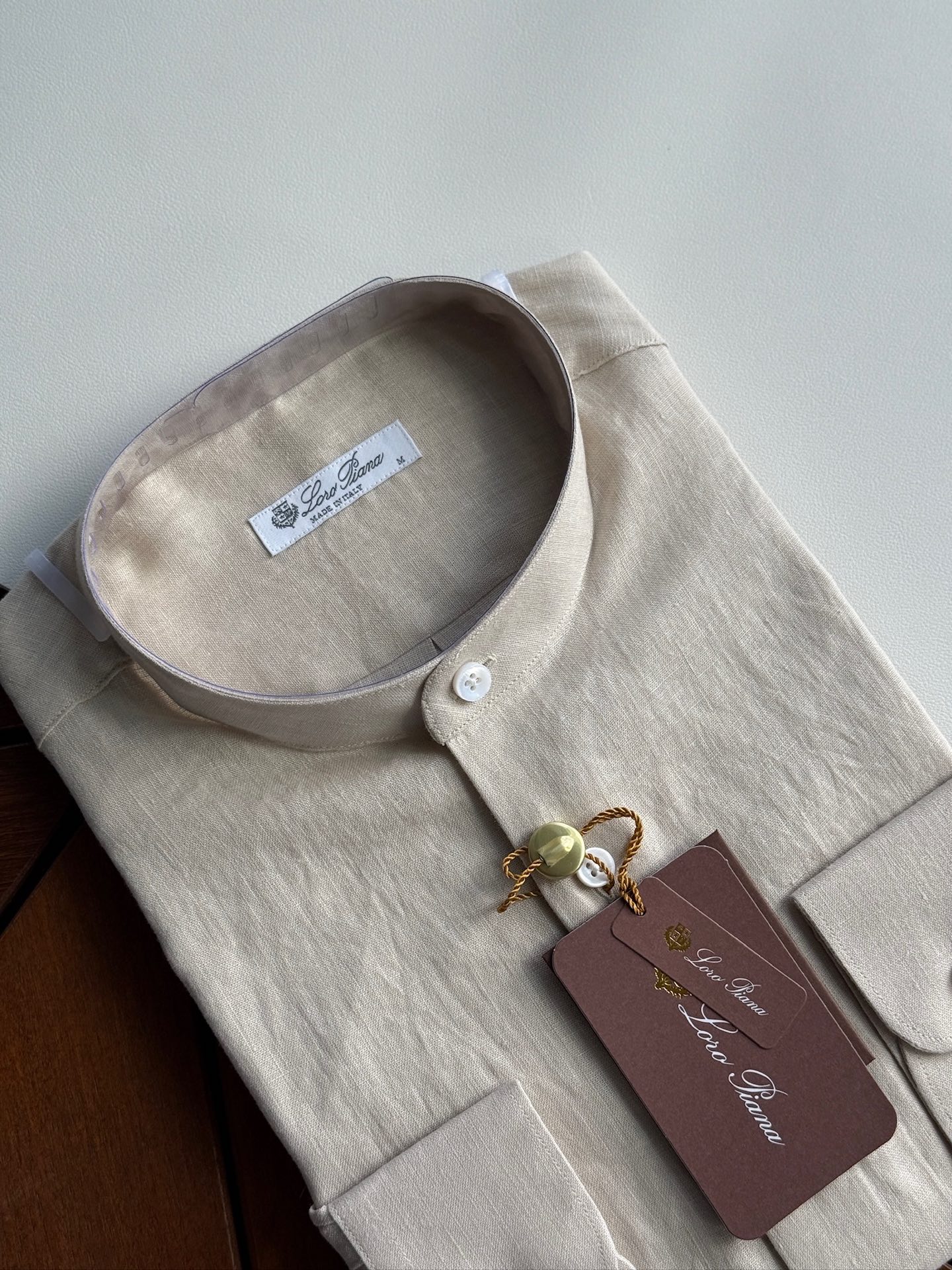 浅卡其色，特写。。。

史诗级别的亚麻衬衫，lP🆕独家巨献，中式复古小立领设计。。。原汁原味100%亚麻