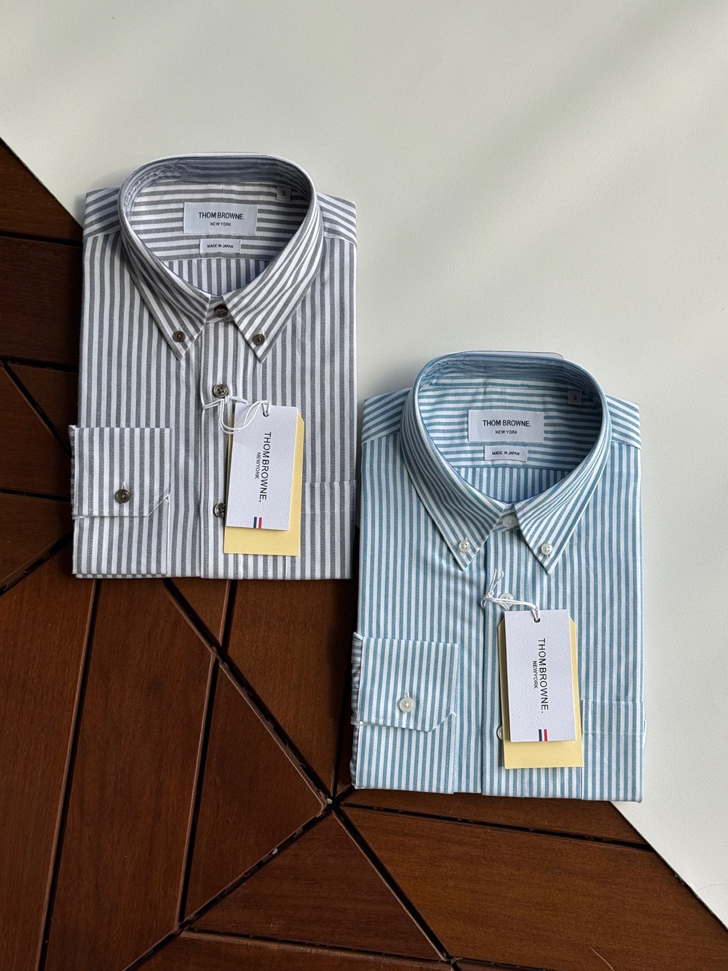 【爆款到货 到货 TB布朗尼，复古风潮条纹牛津纺面料与实穿性能间找到巧妙平衡，采用简约的基础剪裁，同时以