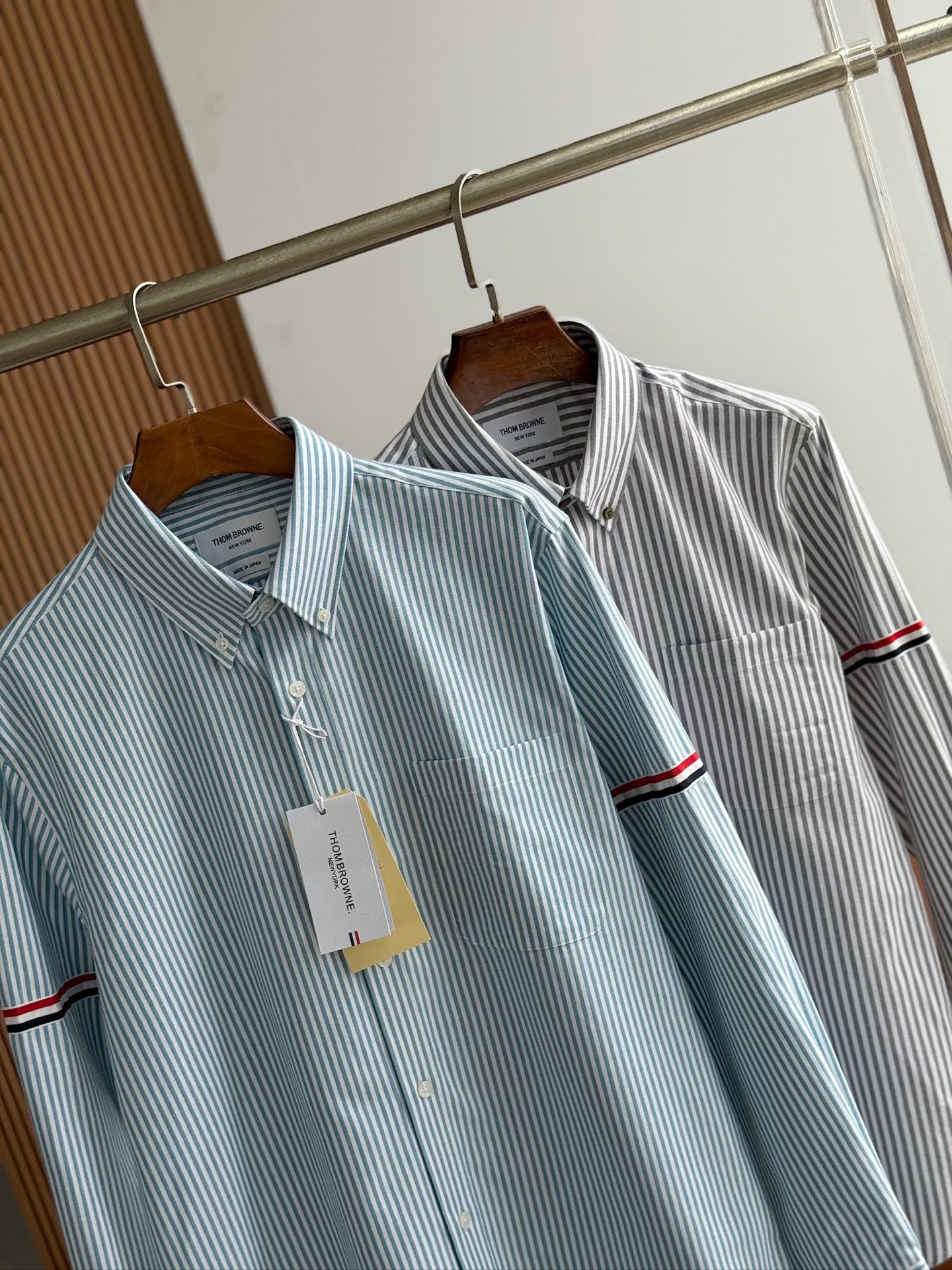 【爆款到货 到货 TB布朗尼，复古风潮条纹牛津纺面料与实穿性能间找到巧妙平衡，采用简约的基础剪裁，同时以