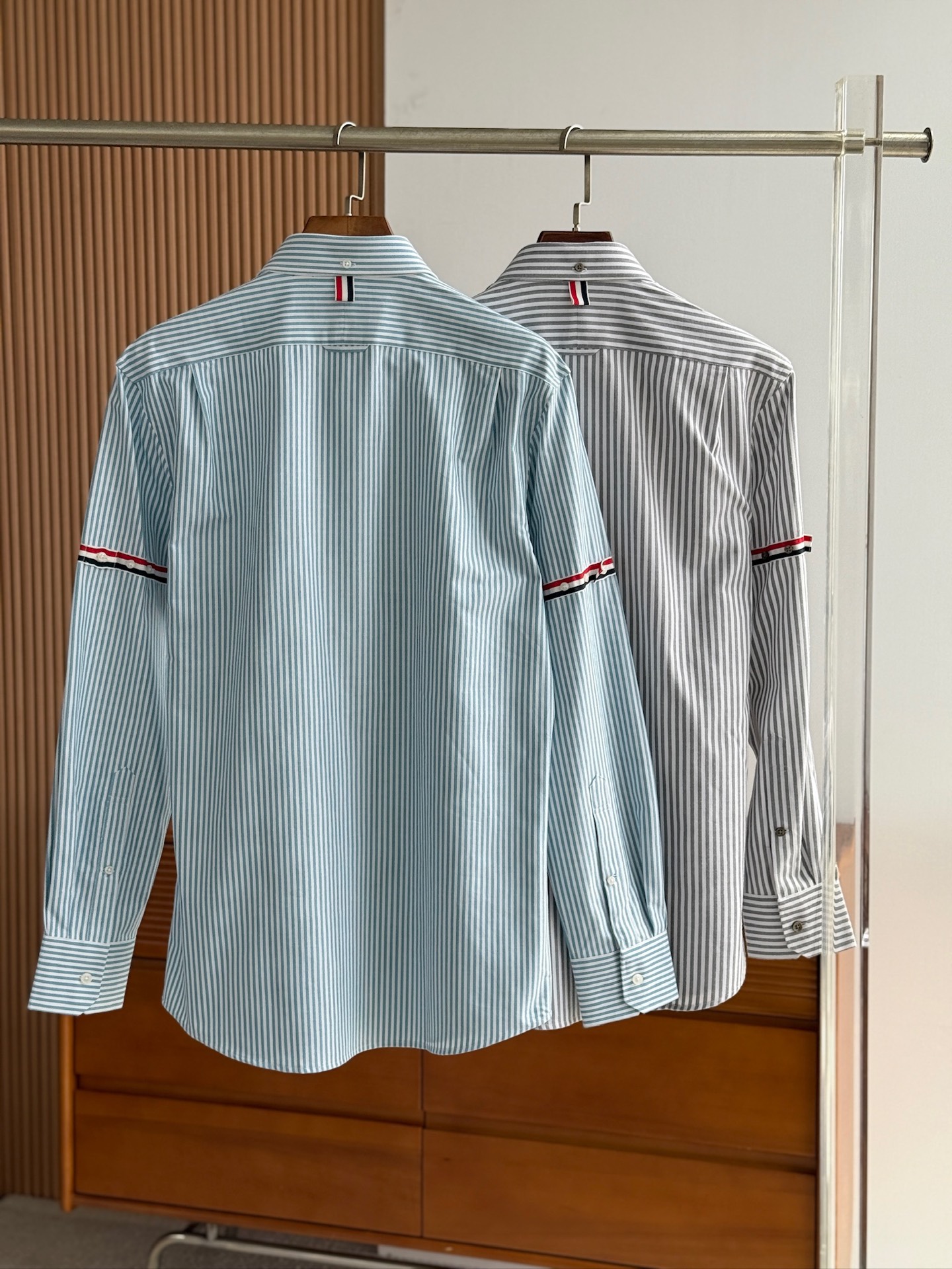 【爆款到货 到货 TB布朗尼，复古风潮条纹牛津纺面料与实穿性能间找到巧妙平衡，采用简约的基础剪裁，同时以