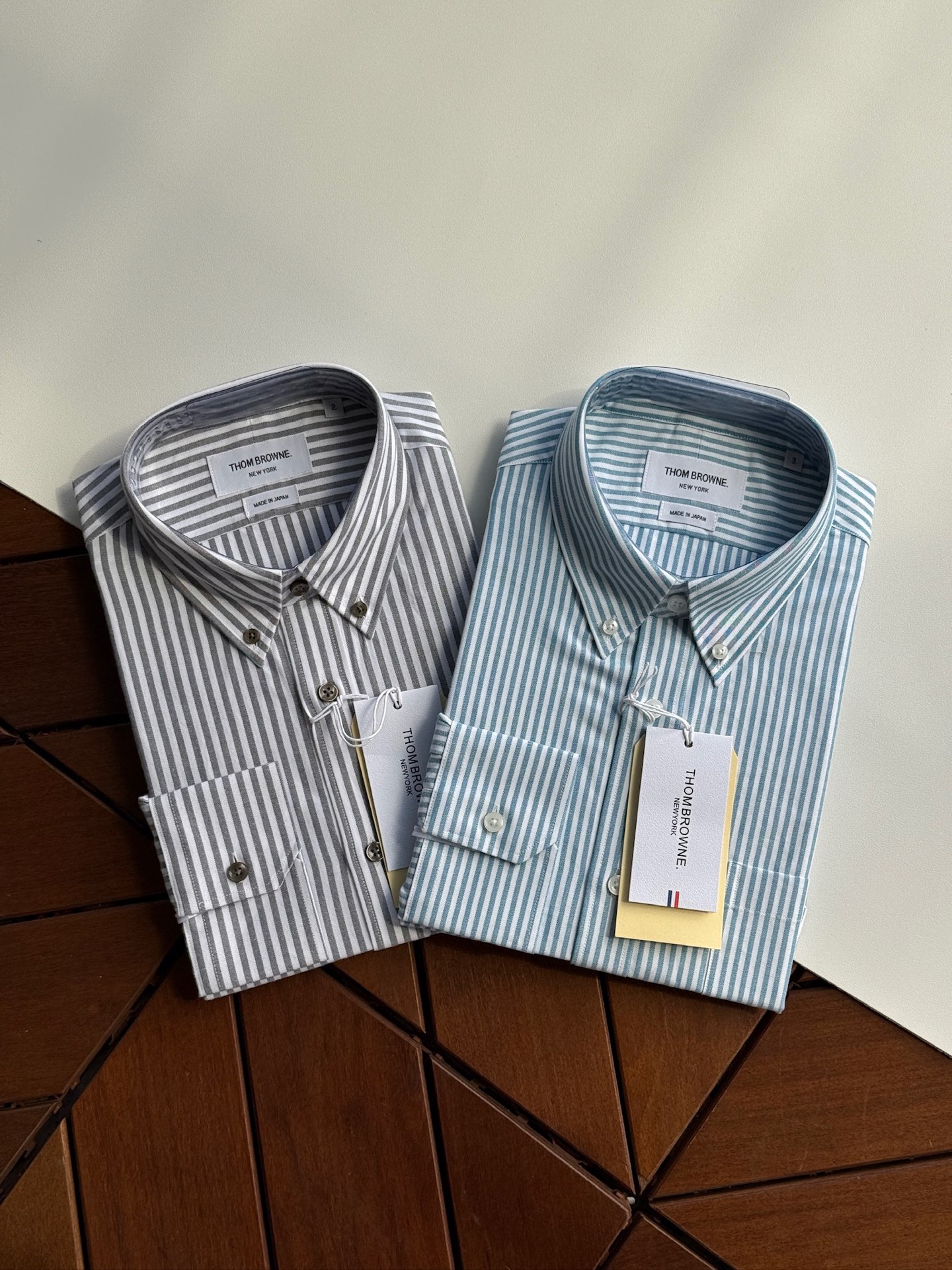 【爆款到货 到货 TB布朗尼，复古风潮条纹牛津纺面料与实穿性能间找到巧妙平衡，采用简约的基础剪裁，同时以