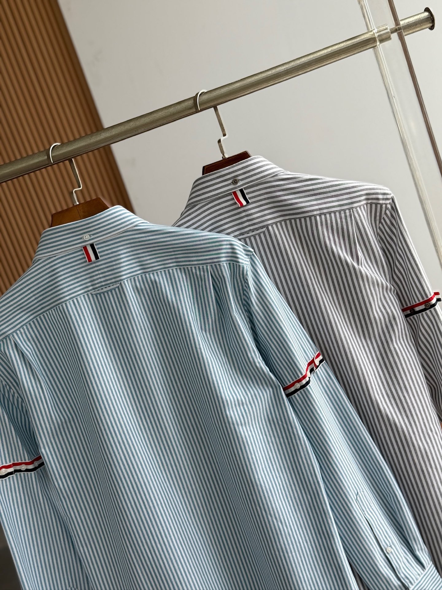 【爆款到货 到货 TB布朗尼，复古风潮条纹牛津纺面料与实穿性能间找到巧妙平衡，采用简约的基础剪裁，同时以