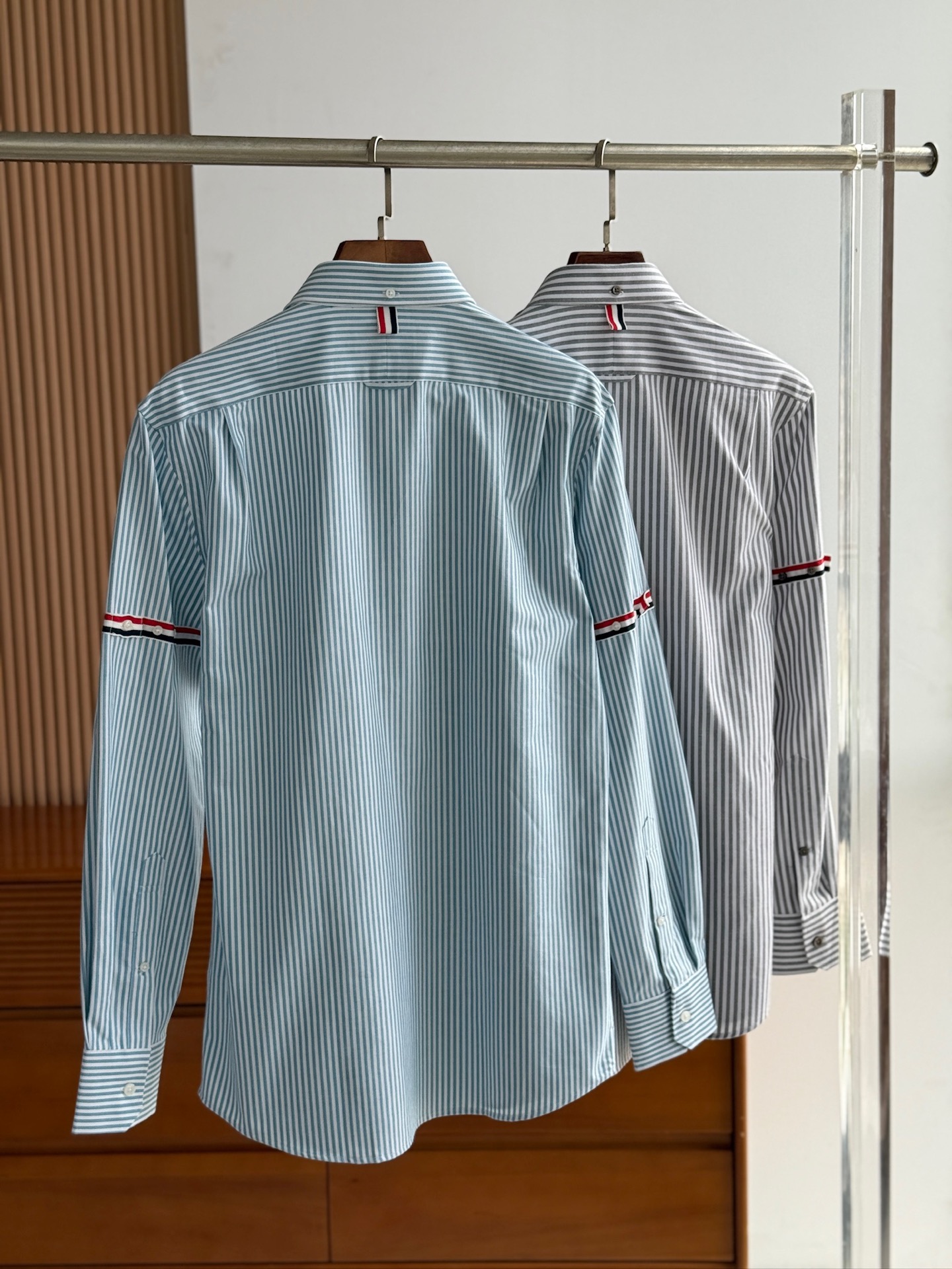 【爆款到货 到货 TB布朗尼，复古风潮条纹牛津纺面料与实穿性能间找到巧妙平衡，采用简约的基础剪裁，同时以