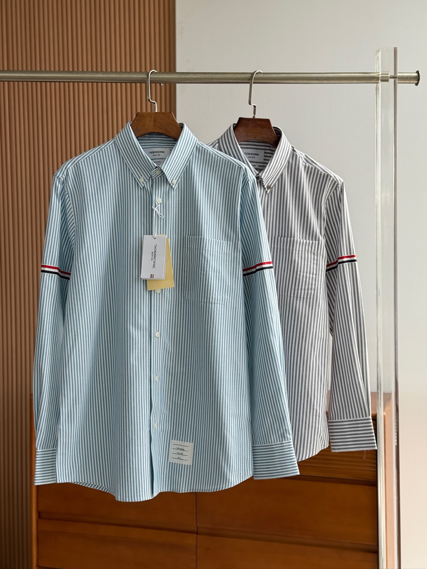 【爆款到货 到货 TB布朗尼，复古风潮条纹牛津纺面料与实穿性能间找到巧妙平衡，采用简约的基础剪裁，同时以