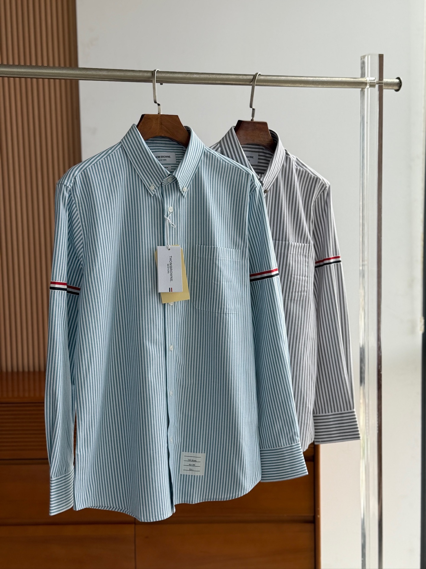 【爆款到货 到货 TB布朗尼，复古风潮条纹牛津纺面料与实穿性能间找到巧妙平衡，采用简约的基础剪裁，同时以