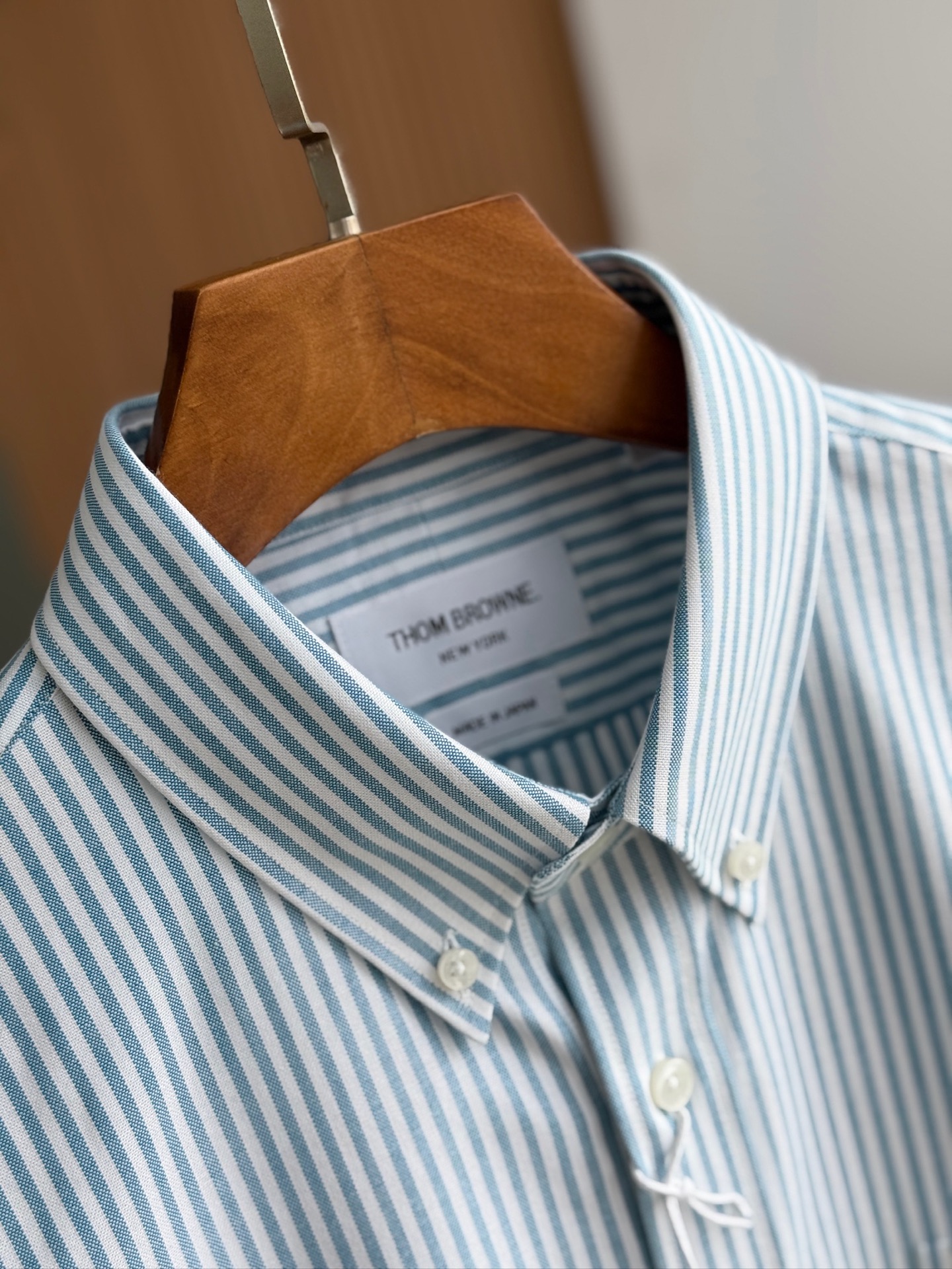【蒂芙尼蓝色，爆款到货 到货 TB布朗尼，复古风潮条纹牛津纺面料与实穿性能间找到巧妙平衡，采用简约的基础