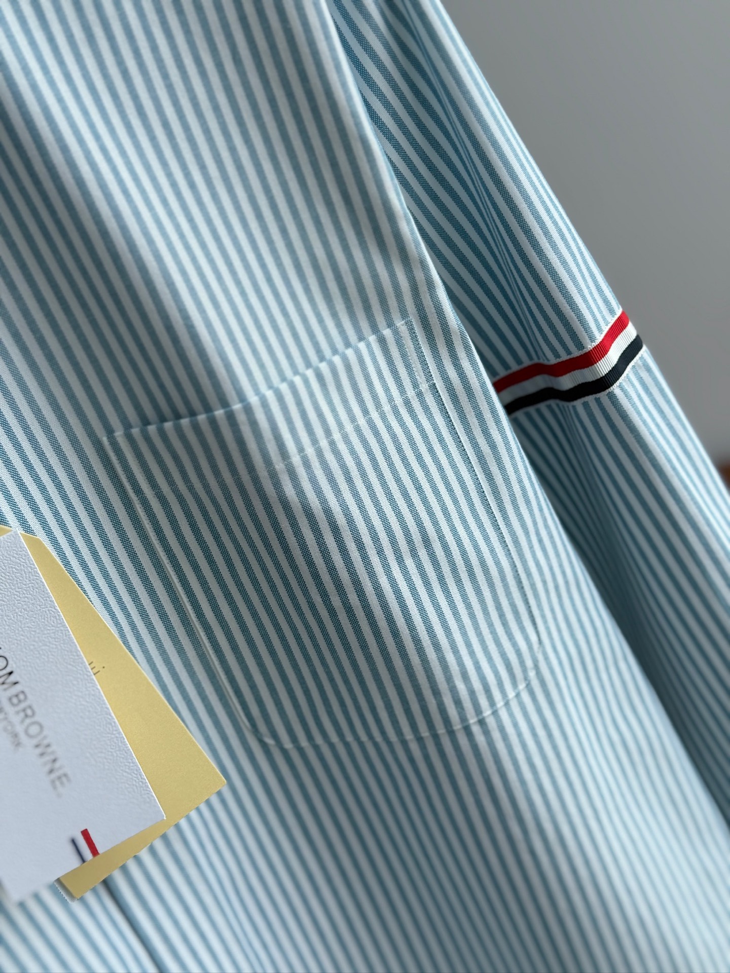 【蒂芙尼蓝色，爆款到货 到货 TB布朗尼，复古风潮条纹牛津纺面料与实穿性能间找到巧妙平衡，采用简约的基础