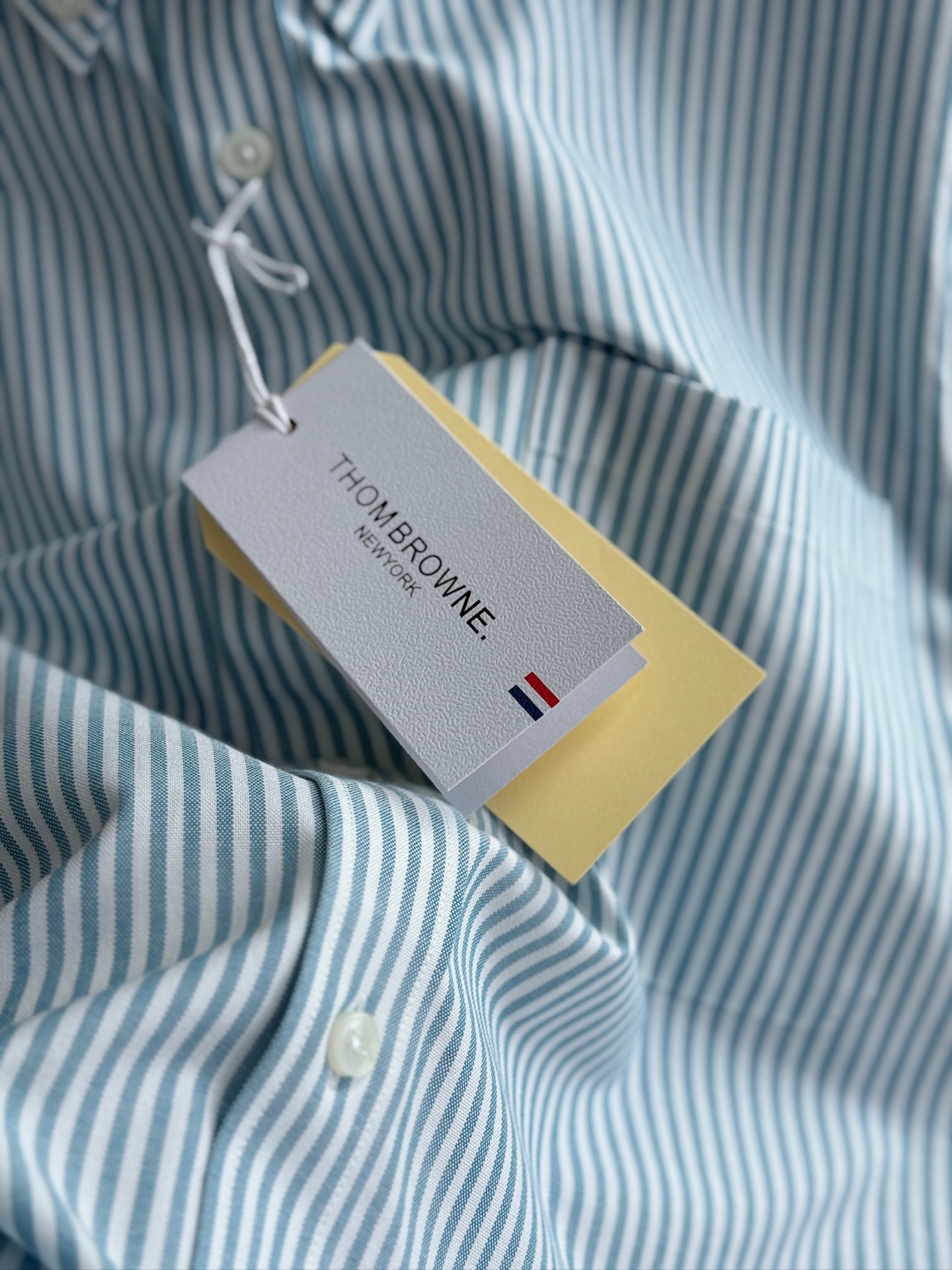 【蒂芙尼蓝色，爆款到货 到货 TB布朗尼，复古风潮条纹牛津纺面料与实穿性能间找到巧妙平衡，采用简约的基础