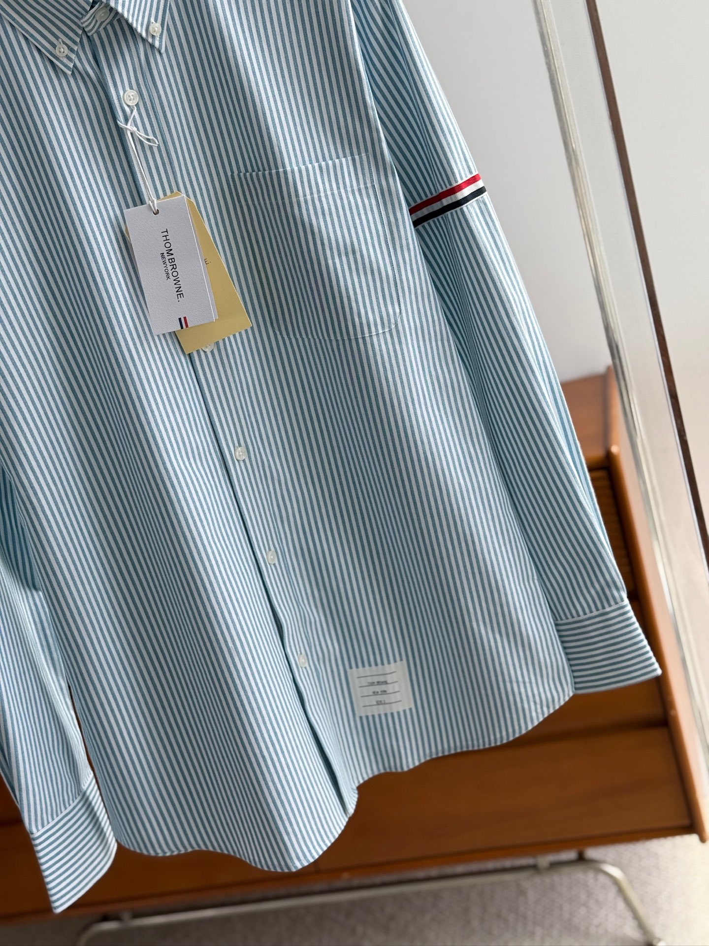 【蒂芙尼蓝色，爆款到货 到货 TB布朗尼，复古风潮条纹牛津纺面料与实穿性能间找到巧妙平衡，采用简约的基础