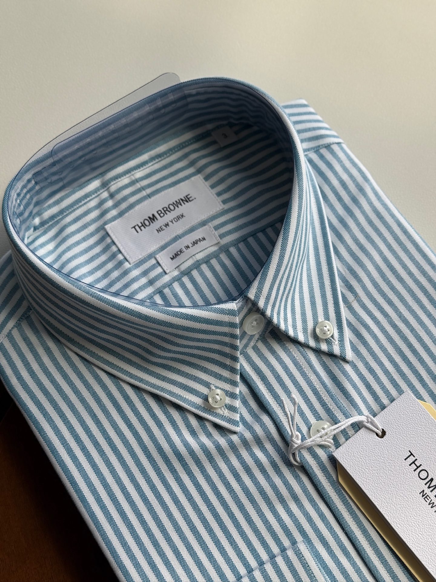 【蒂芙尼蓝色，爆款到货 到货 TB布朗尼，复古风潮条纹牛津纺面料与实穿性能间找到巧妙平衡，采用简约的基础