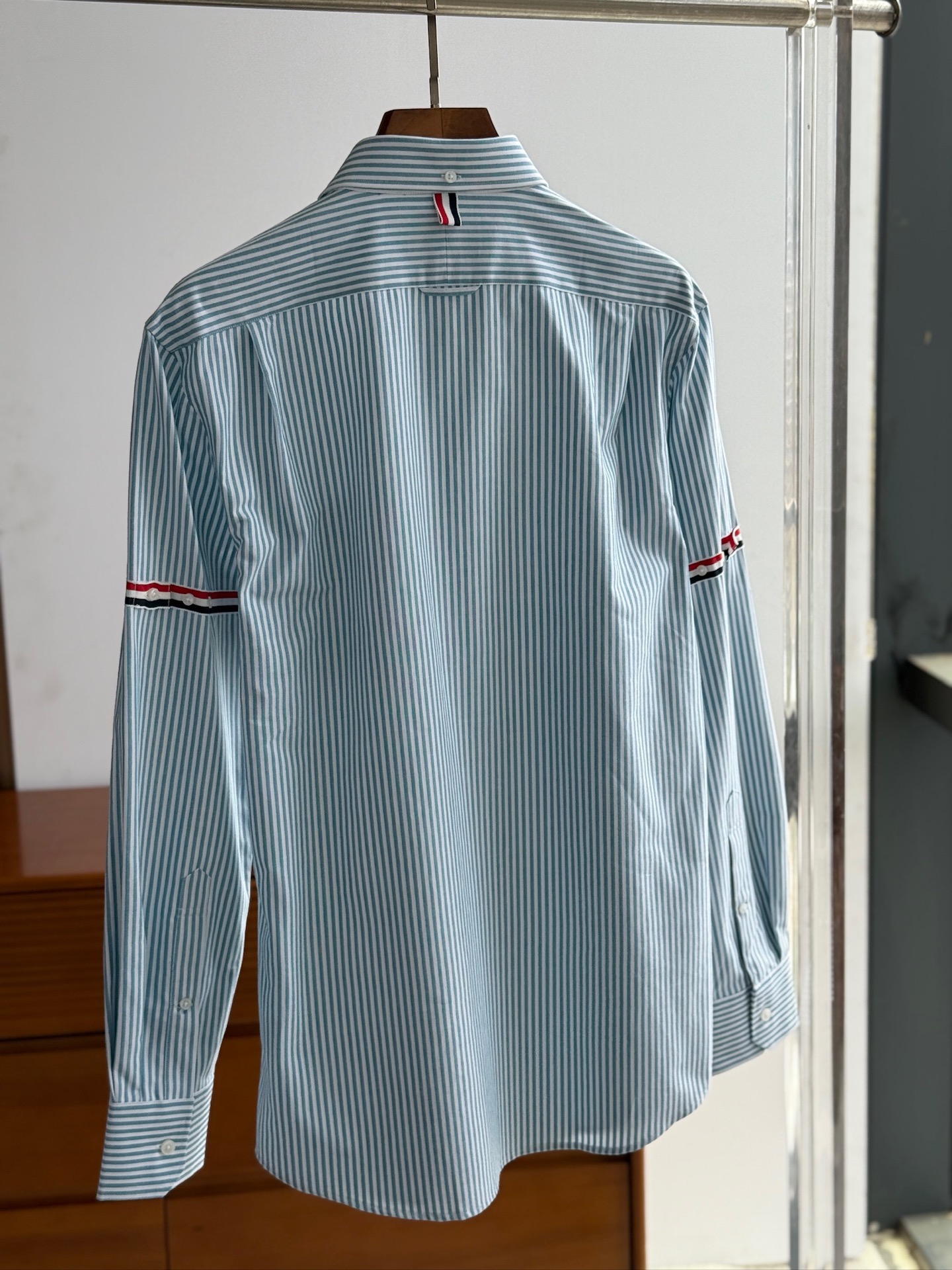 【蒂芙尼蓝色，爆款到货 到货 TB布朗尼，复古风潮条纹牛津纺面料与实穿性能间找到巧妙平衡，采用简约的基础