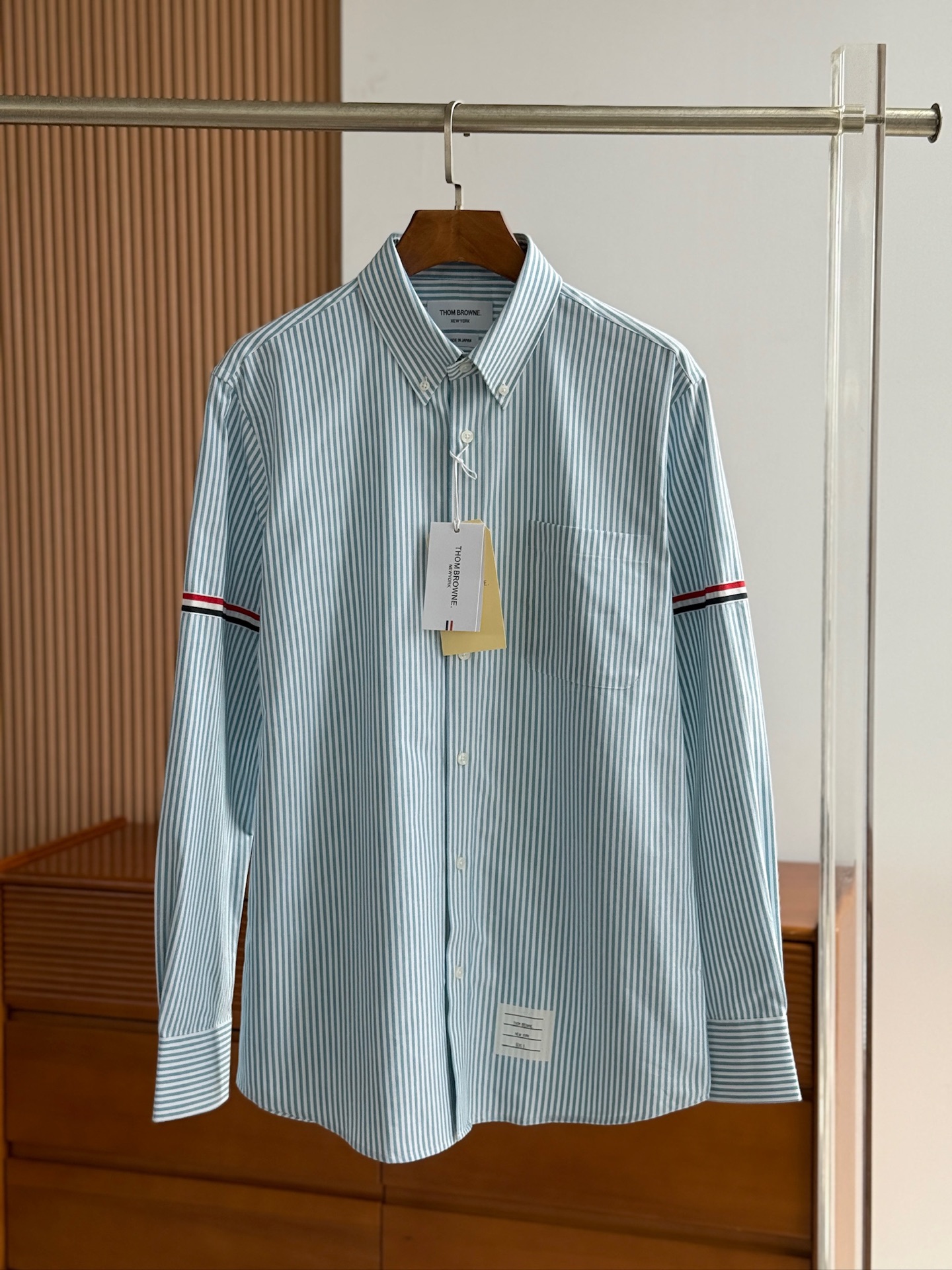 【蒂芙尼蓝色，爆款到货 到货 TB布朗尼，复古风潮条纹牛津纺面料与实穿性能间找到巧妙平衡，采用简约的基础