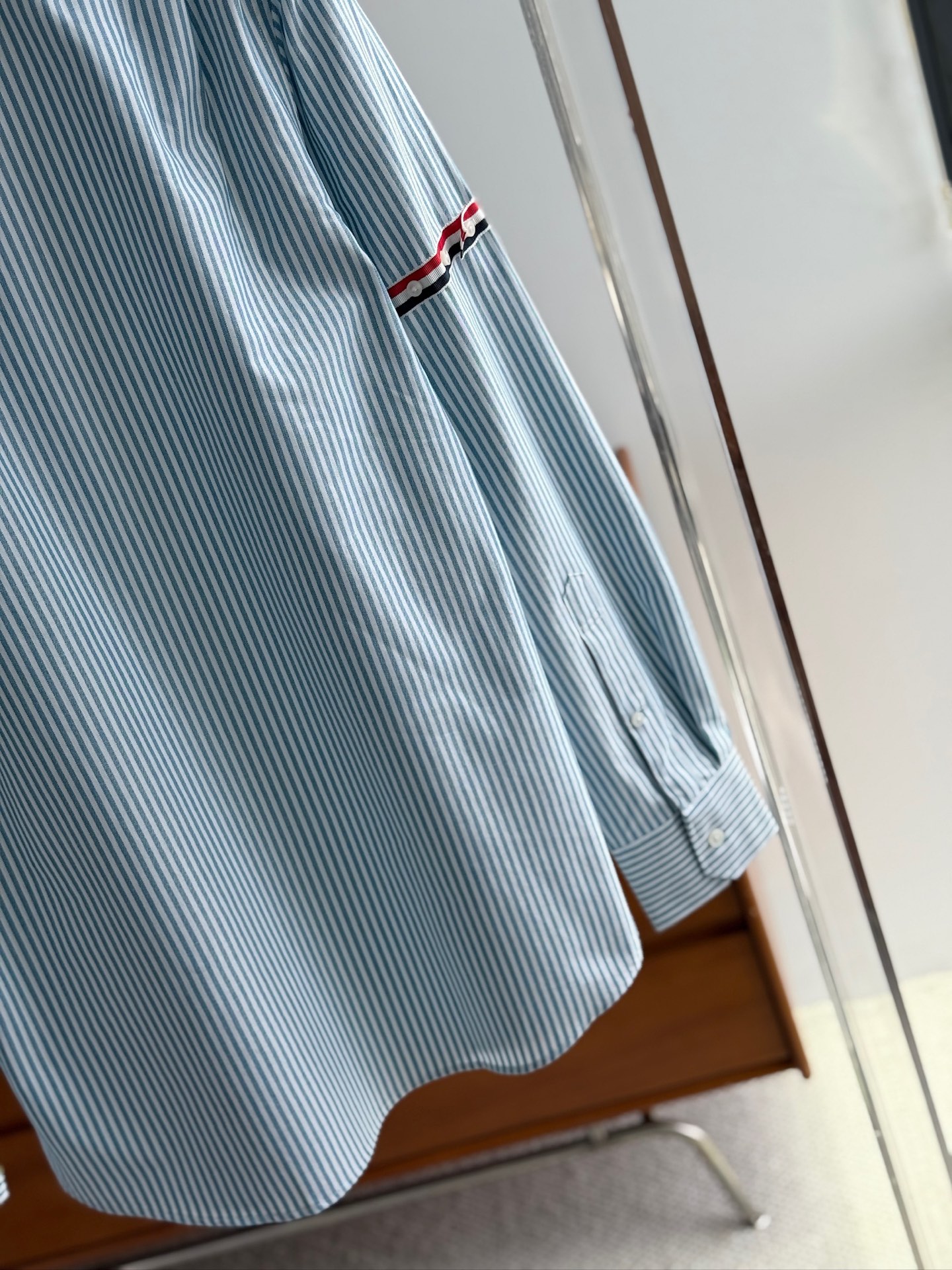 【蒂芙尼蓝色，爆款到货 到货 TB布朗尼，复古风潮条纹牛津纺面料与实穿性能间找到巧妙平衡，采用简约的基础