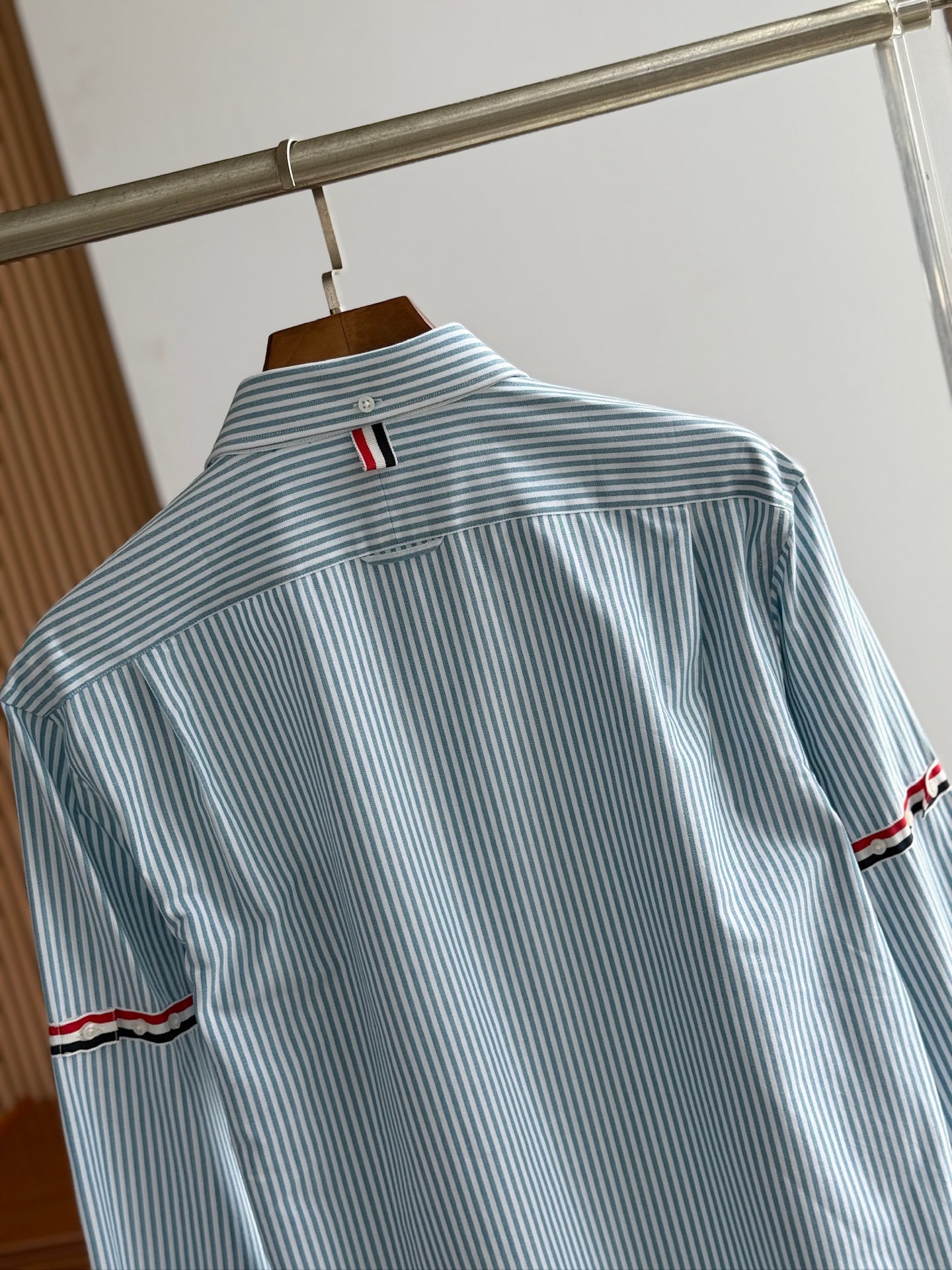 【蒂芙尼蓝色，爆款到货 到货 TB布朗尼，复古风潮条纹牛津纺面料与实穿性能间找到巧妙平衡，采用简约的基础