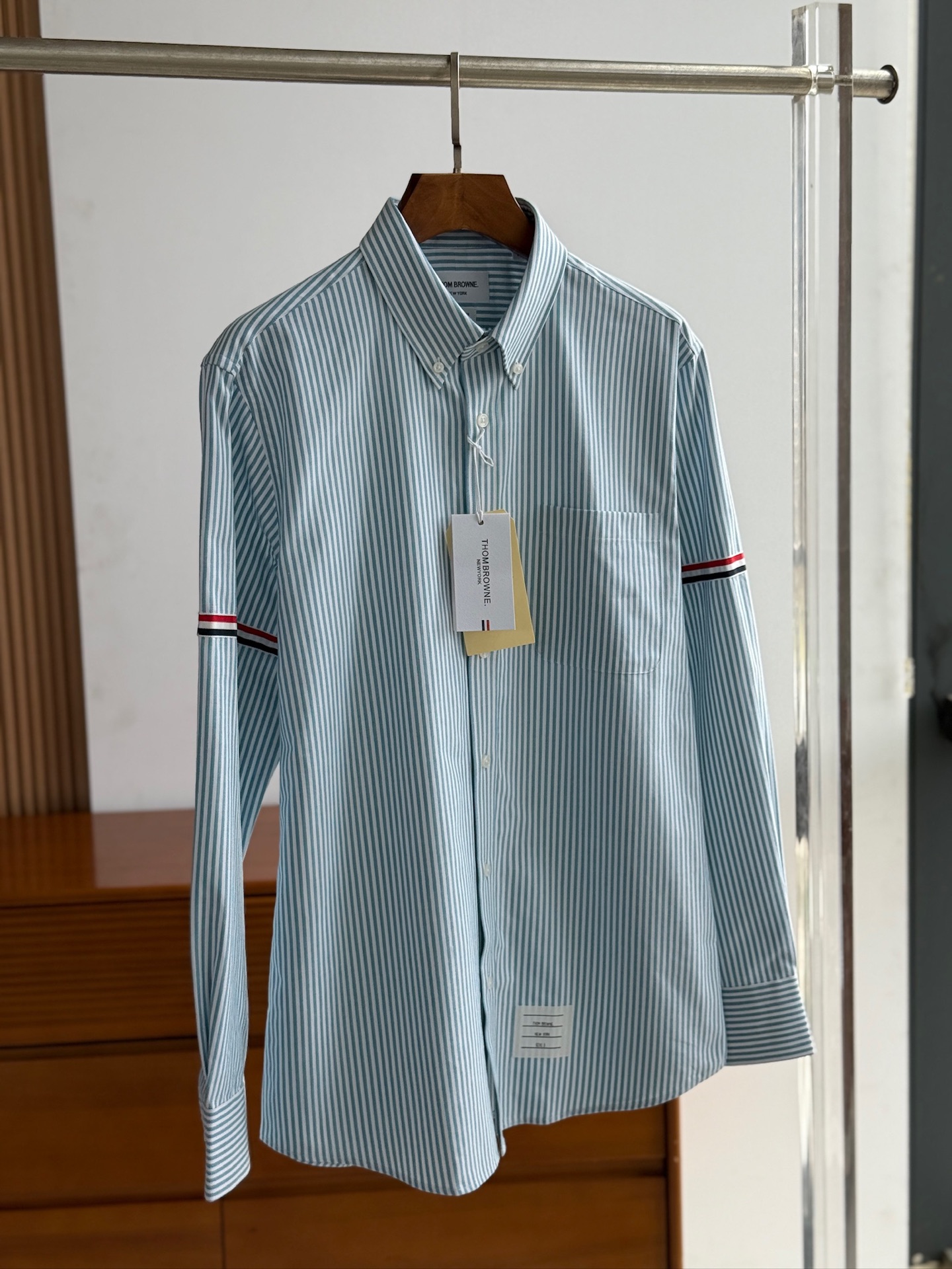 【蒂芙尼蓝色，爆款到货 到货 TB布朗尼，复古风潮条纹牛津纺面料与实穿性能间找到巧妙平衡，采用简约的基础