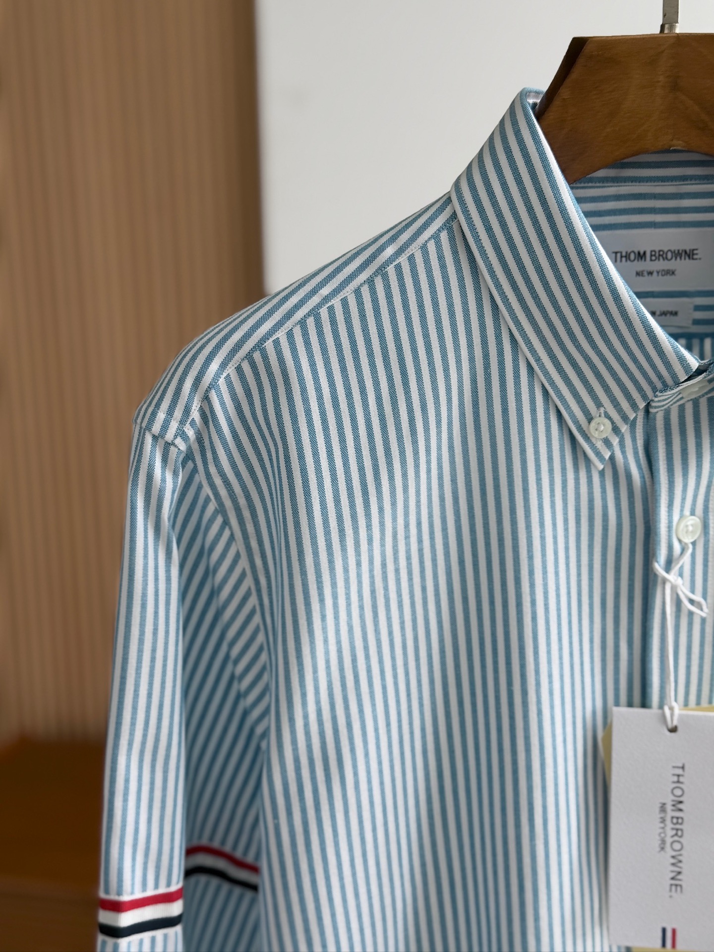 【蒂芙尼蓝色，爆款到货 到货 TB布朗尼，复古风潮条纹牛津纺面料与实穿性能间找到巧妙平衡，采用简约的基础