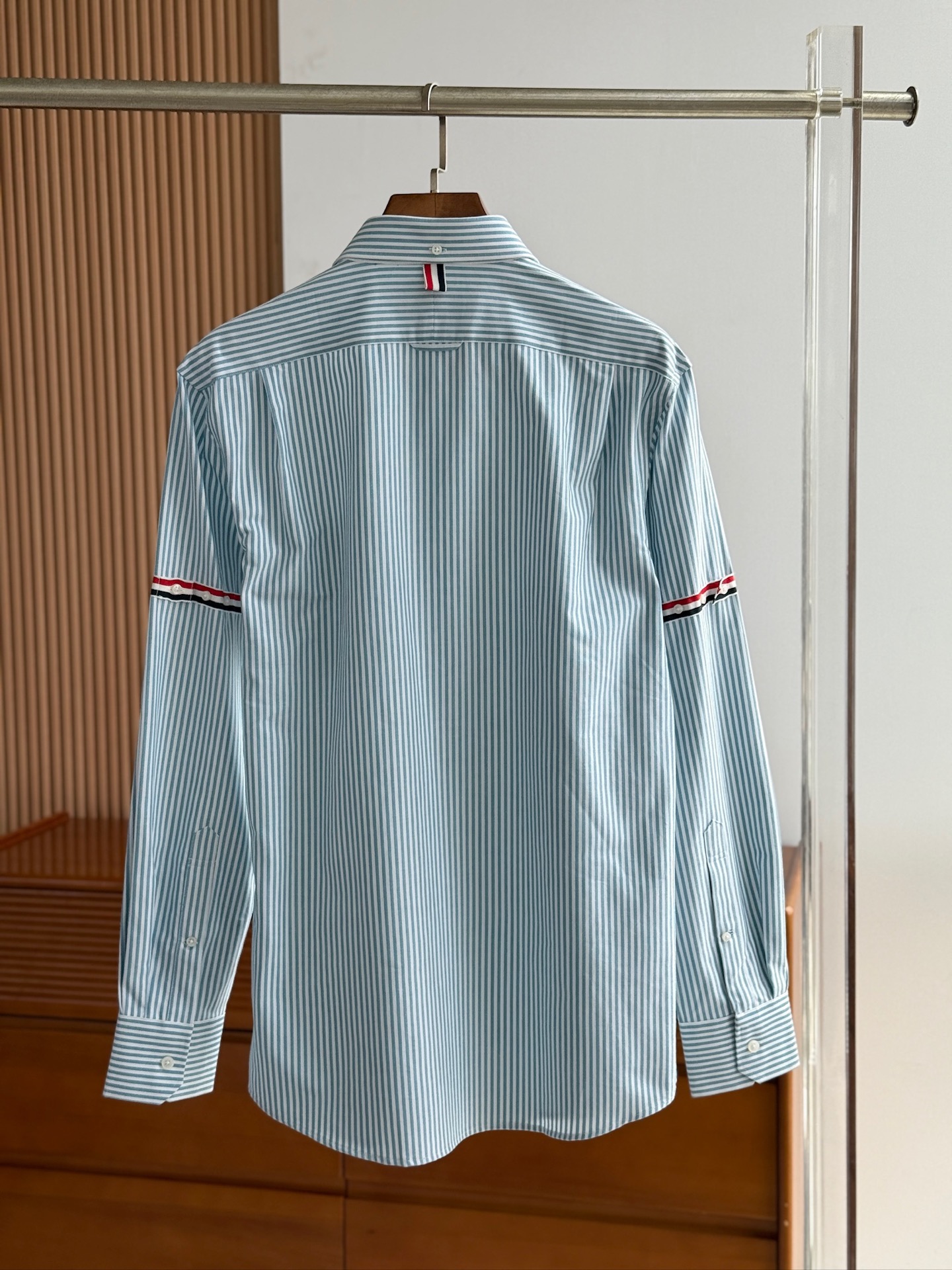 【蒂芙尼蓝色，爆款到货 到货 TB布朗尼，复古风潮条纹牛津纺面料与实穿性能间找到巧妙平衡，采用简约的基础